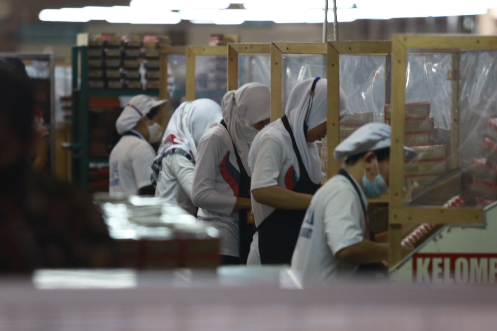 Lowongan bekerja di pabrik menarik minat para pencari kerja di job fair yang digelar Pemkab Madiun. FOTO: LODITYA FERNANDES/RADAR MADIUN