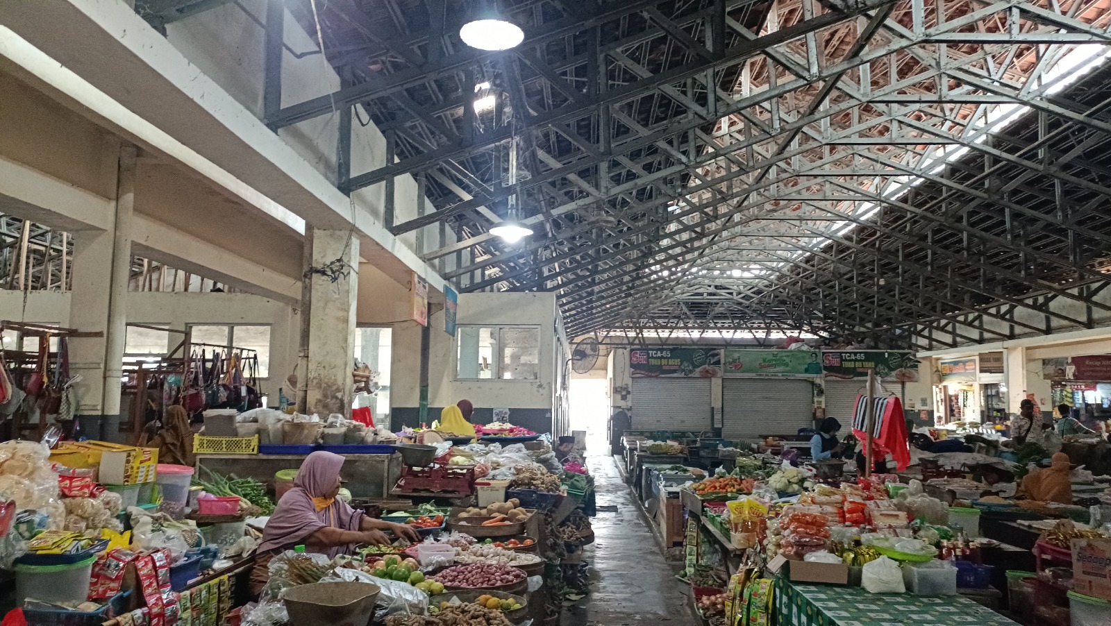 Aktivitas maupun kegiatan jual beli di Pasar Minulyo Pacitan sunyi senyap saat ini seiring tergerus tren belanja online. FOTO: NUR CAHYONO/RADAR MADIUN