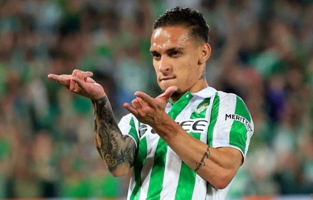 Pemain sayap Real Betis Antony merayakan golnya ke gawang Fiorentina dalam pertandingan leg pertama semifinal Liga Conference.