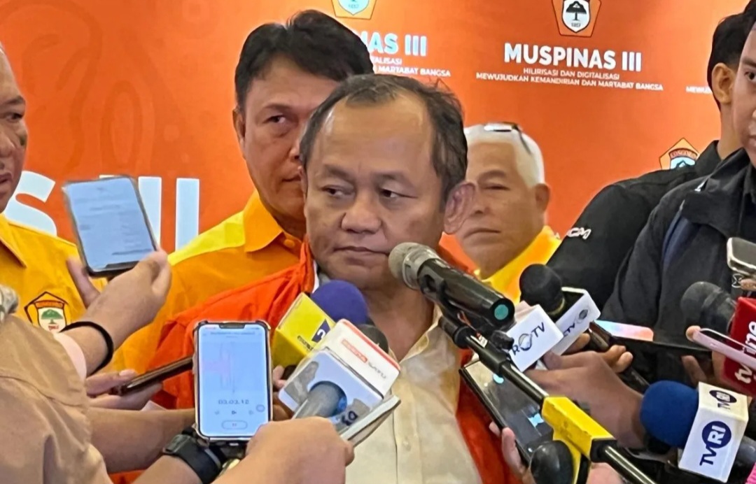 Sekretaris Jenderal DPP Partai Golkar Muhammad Sarmuji saat memberikan keterangan kepada awak media di kawasan Gatot Subroto, Jakarta, Rabu (7/5/2025).