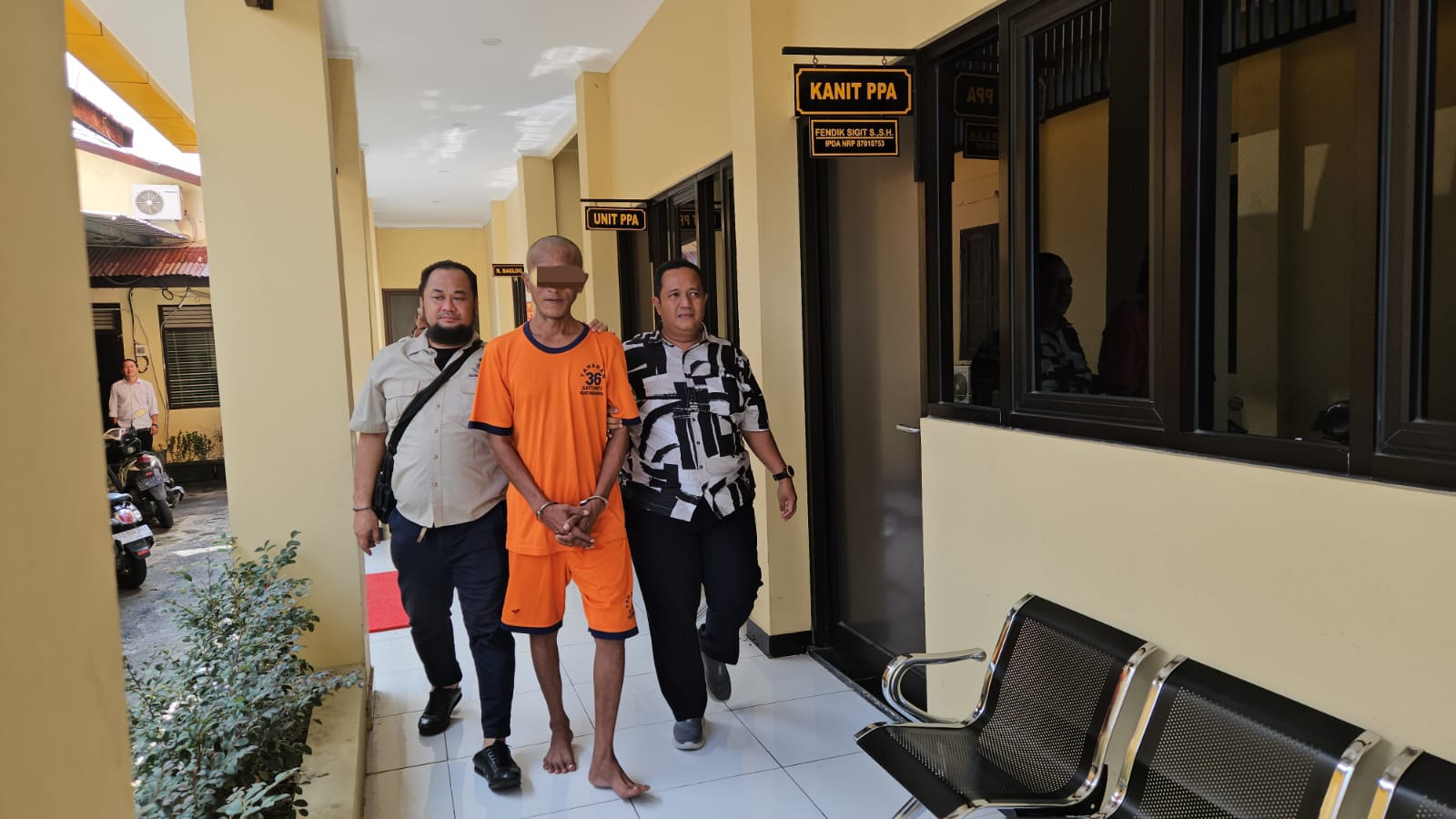 Eko Bayu Riadi, berkaus tahanan oranye digelandang petugas Satreskrim Polres Madiun Kota ke dalam sel, kemarin (8/5). FOTO:&nbsp;ISTIMEWA