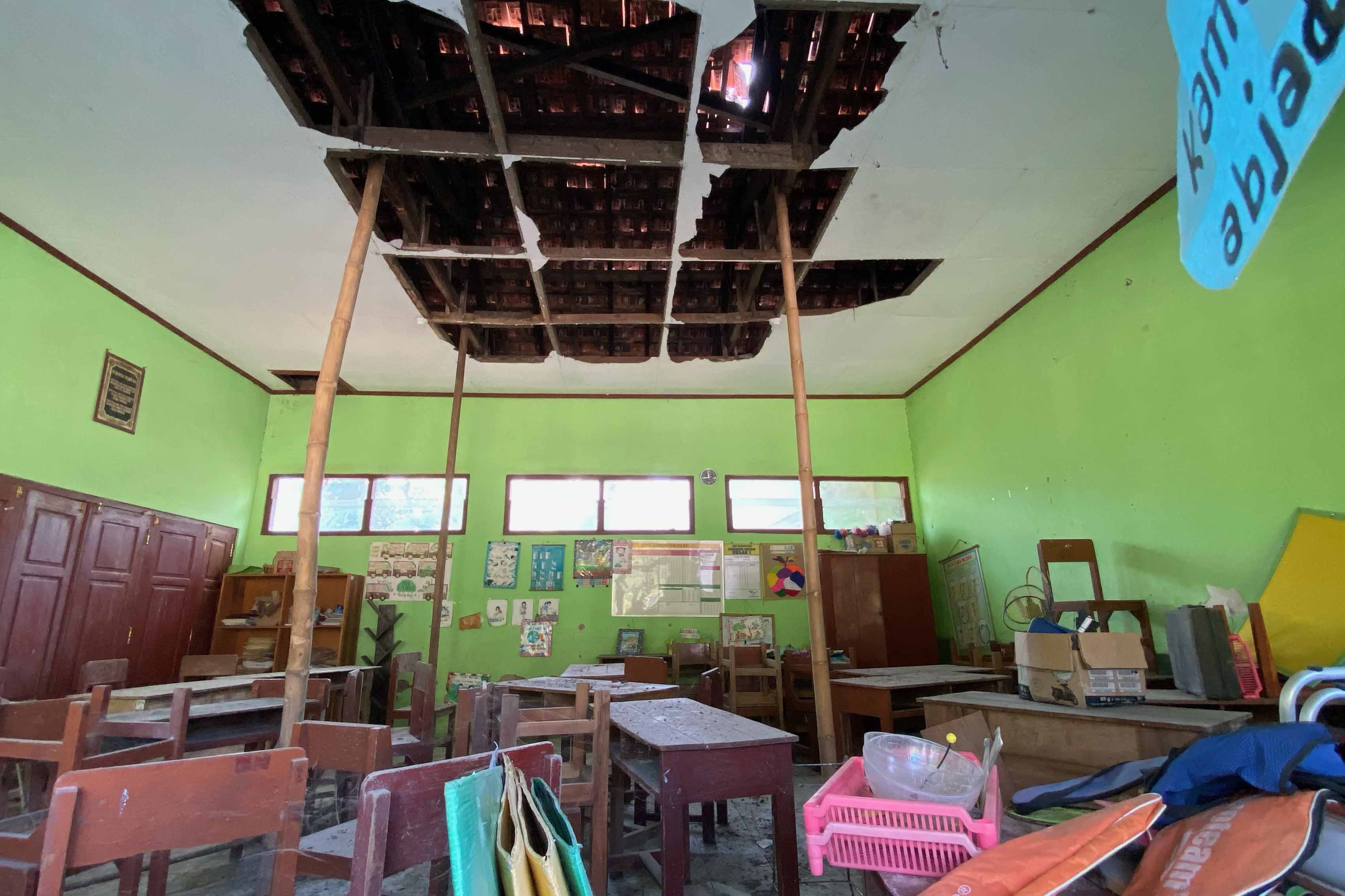 Ruang kelas SDN Glonggong 1 Balerejo rusak parah sejak 2023.