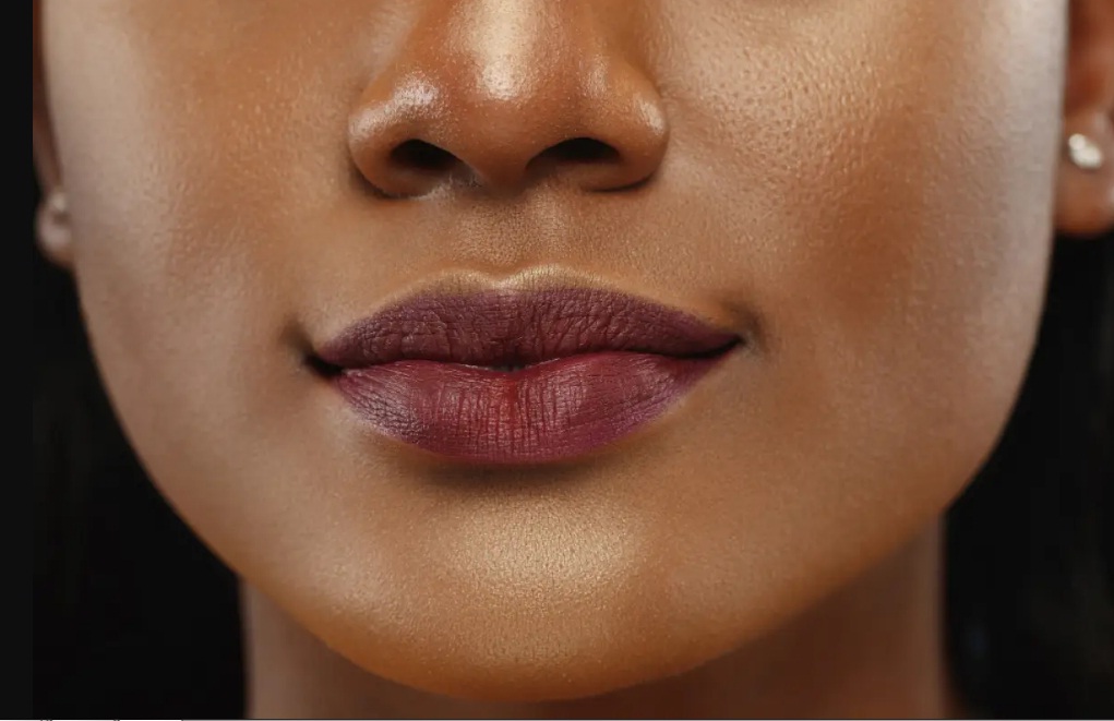 Ilustrasi rekomendasi lipstik Hanasui bibir hitam.