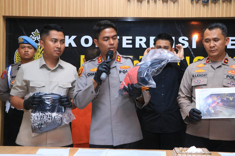 PENGGELAPAN : Kapolres Ngawi Charles Pandapotan Tampubolon menunjukkan barang bukti&nbsp;kasus dugaan penggelapan yang memakan korban salah seorang kades, rabu 7 Mei 2025.
