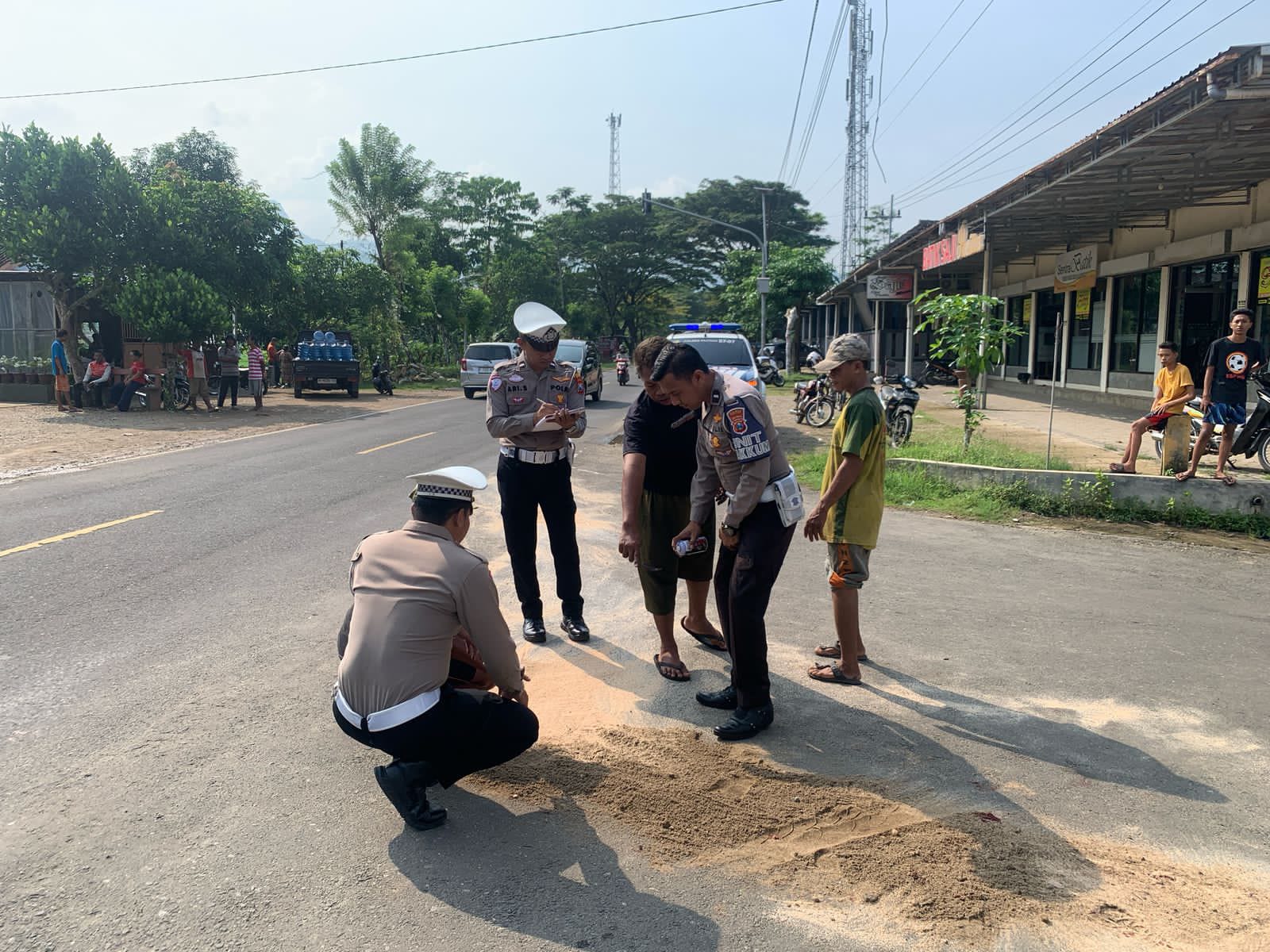 Polisi melakukan olah TKP kecelakan di simpang tiga Sukoharjo, Pacitan. FOTO: ISTIMEWA