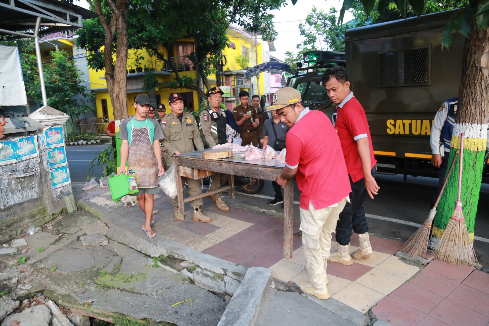 Petugas Satpol PP Kota Madiun menegur pedagang ayam potong yang berjualan di trotoar dan fasum saat razia di Kecamatan Taman, Jumat (9/5). FOTO: BAGAS BIMANTARA/RADAR MADIUN