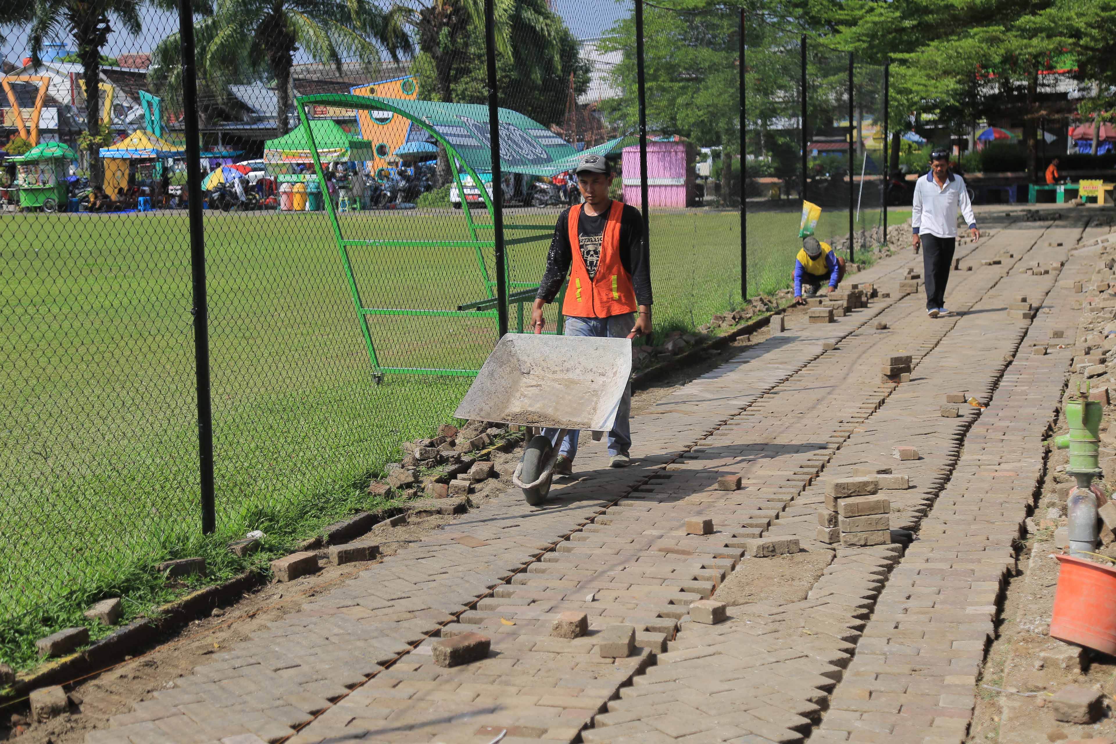 Perbaikan fasilitas lapangan olahraga di Kota Madiun.