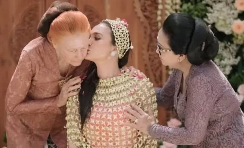 Luna Maya mencium sang ibu, Desa Maya.