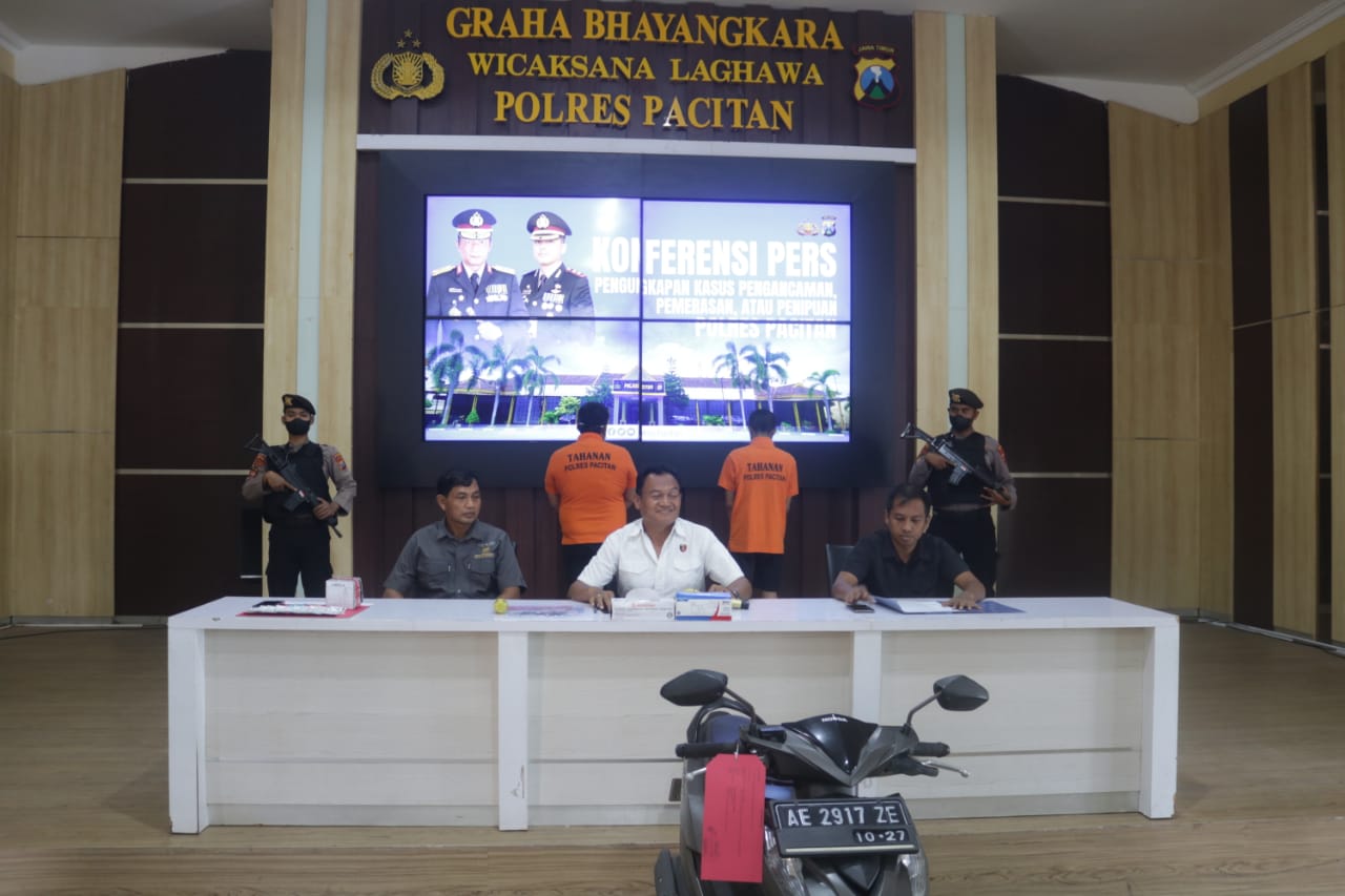 Joko Prasetyo ditangkap Polres Pacitan usai menipu gadis 20 tahun lewat modus gadai motor. Barang bukti sepeda motor dan HP disita. FOTO: NUR CAHYONO/RADAR PACITAN