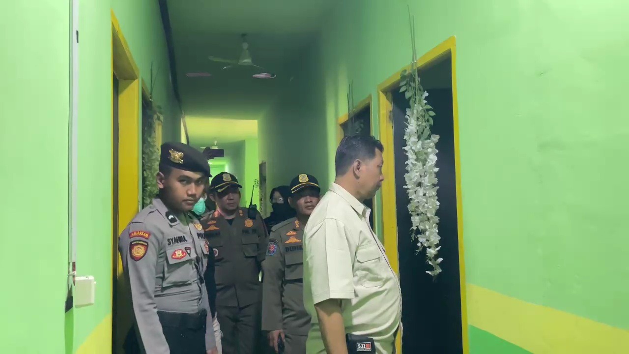 Petugas Satpol PP Ngawi saat merazia rumah kos di Desa Jururejo, Kamis (8/5). Ditemukan rumah kos 51 kamar diduga tak berizin dan tak bayar pajak. FOTO: ASEP SYAEFUL/RADAR NGAWI