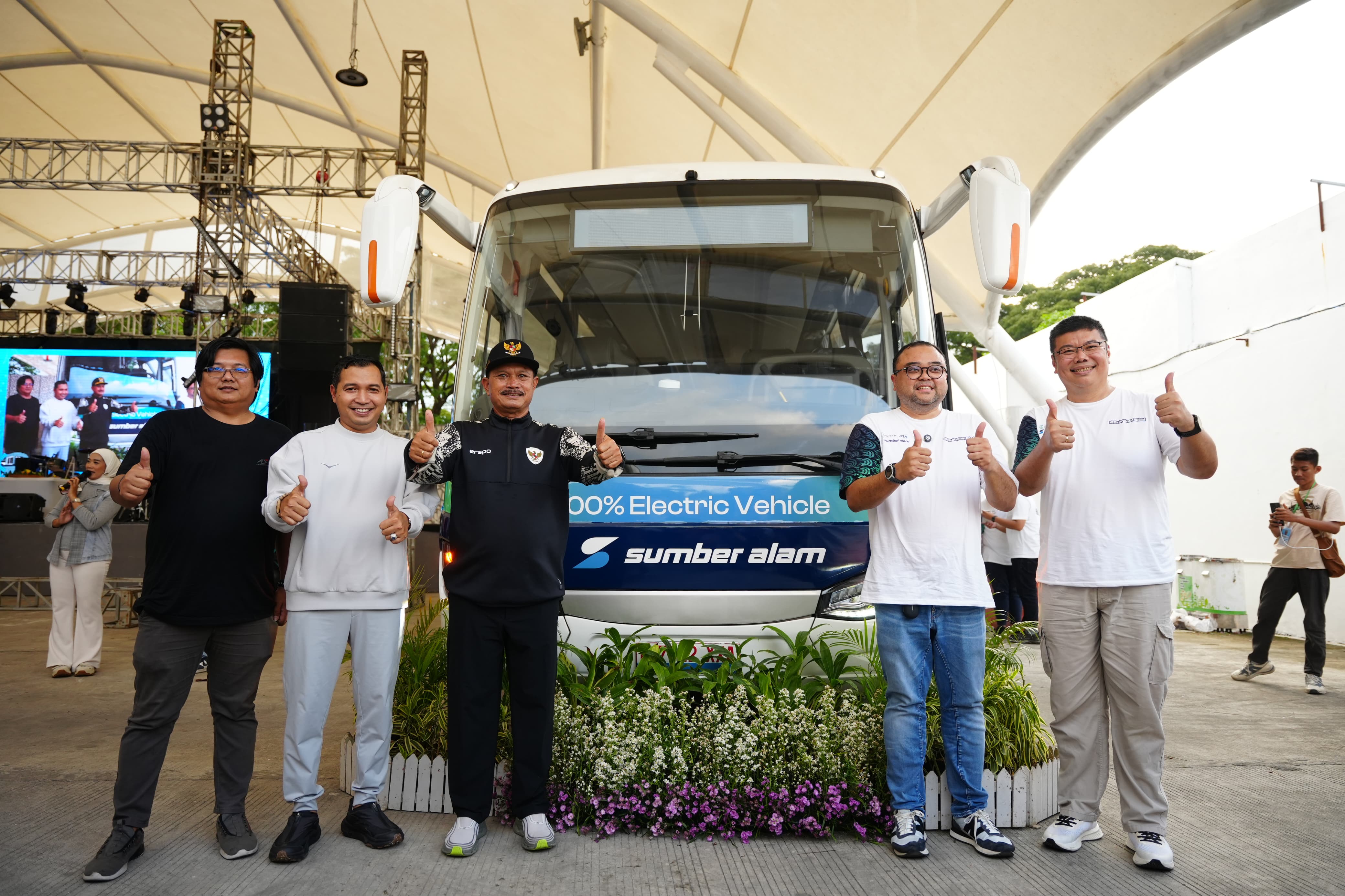 Bus listrik Shinkansen dalam acara Jamnas Bismania ke-14 di Kota Madiun.