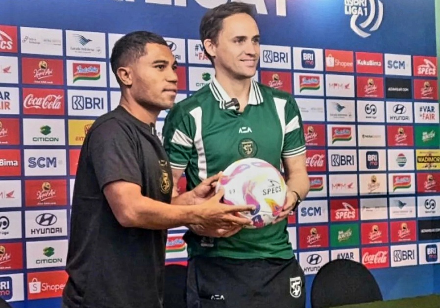 Pelatih Persebaya Surabaya Paul Munster (kanan) bersama pemainnya Ardi Idrus (kiri) setelah konferensi pers di kantor Persebaya Surabaya, Sabtu (10/5/2025).