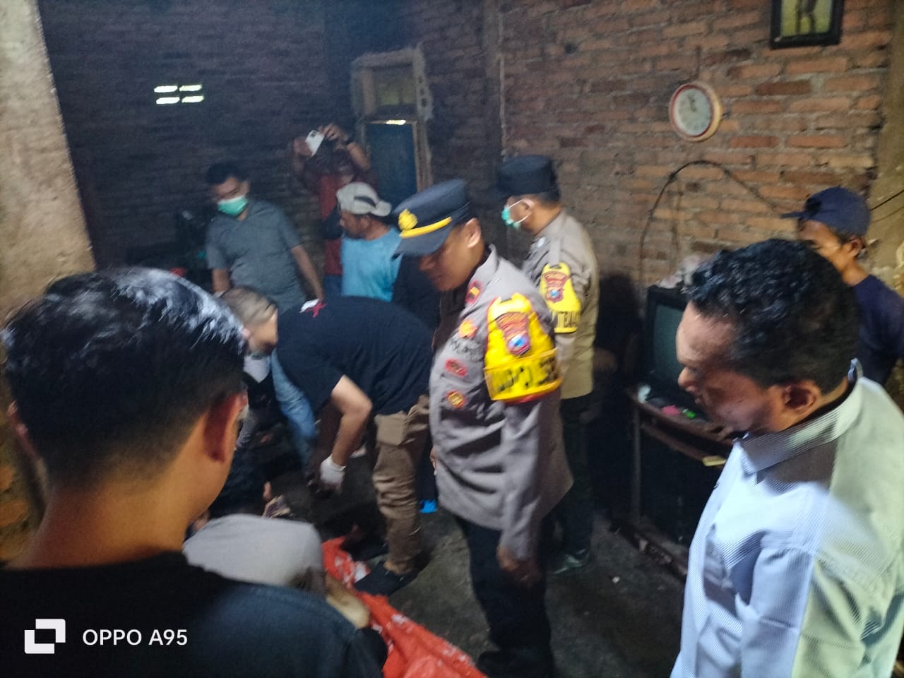 Polisi melakukan olah TKP di lokasi tempat Boniran bunuh diri. FOTO: POLSEK ARJOSARI UNTUK RADAR PACITAN