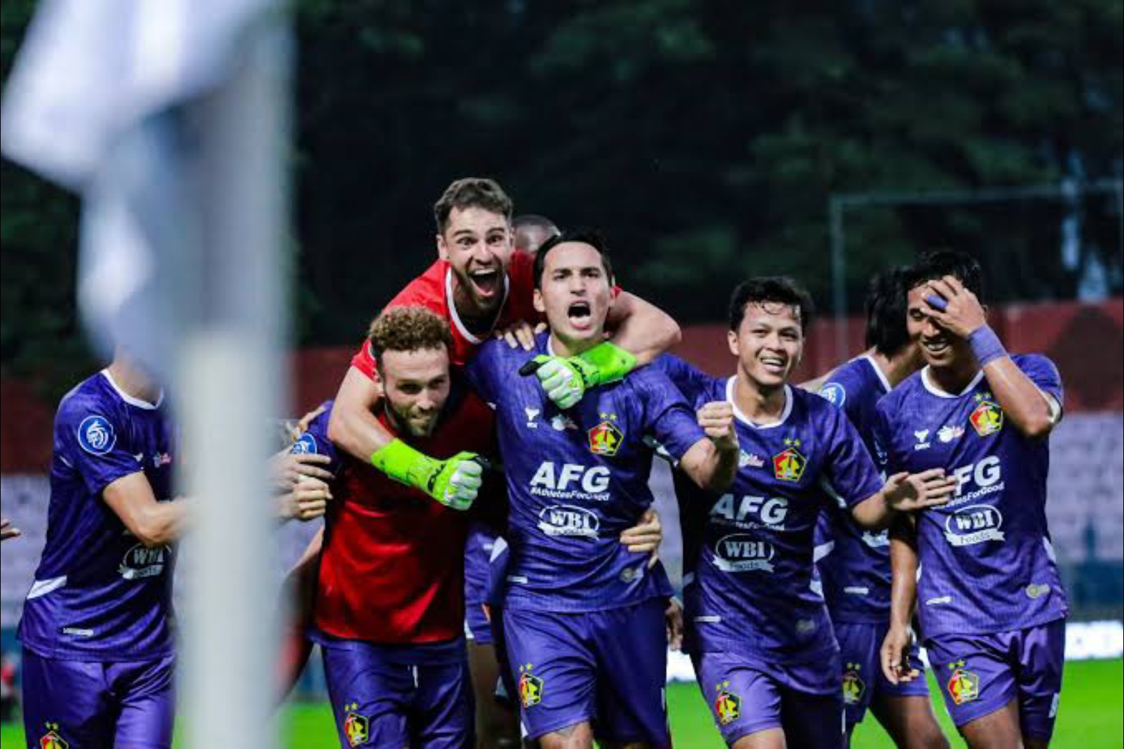 Para pemain Persik Kediri melakukan selebrasi di slaah satu laga di Liga 1.