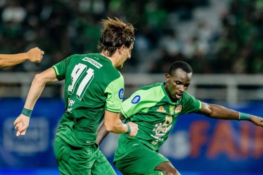Pemain Persebaya Dejan Tumbas (kiri) beraksi di Liga 1.