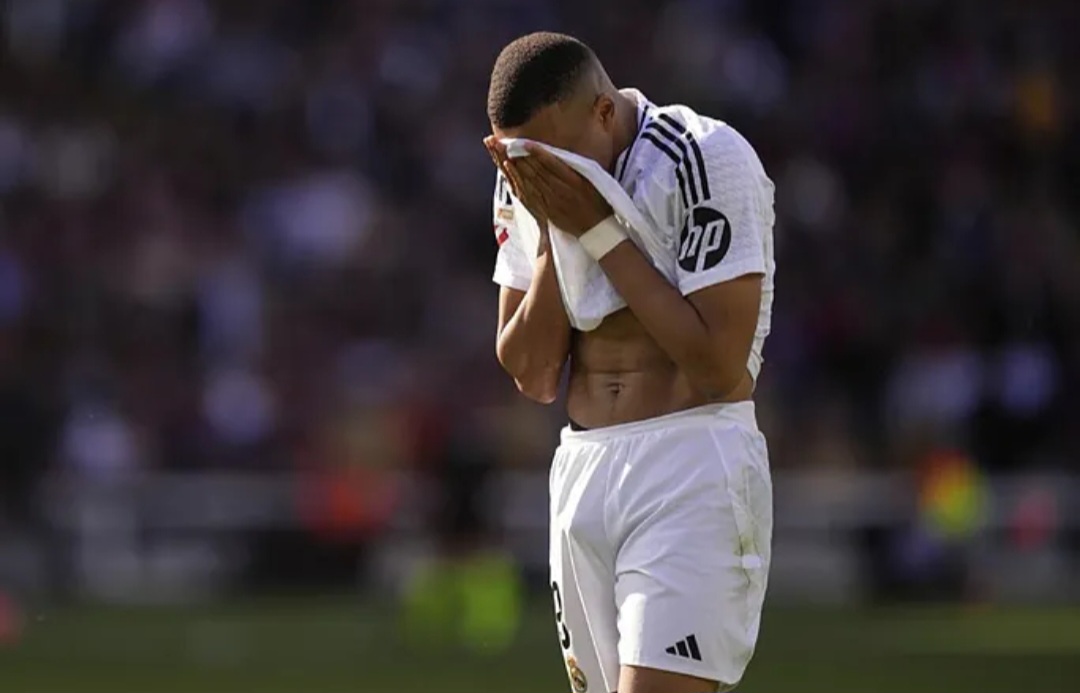 Ekspresi kekecewaan Mbappe usai Madrid dikalahkan Barcelona.