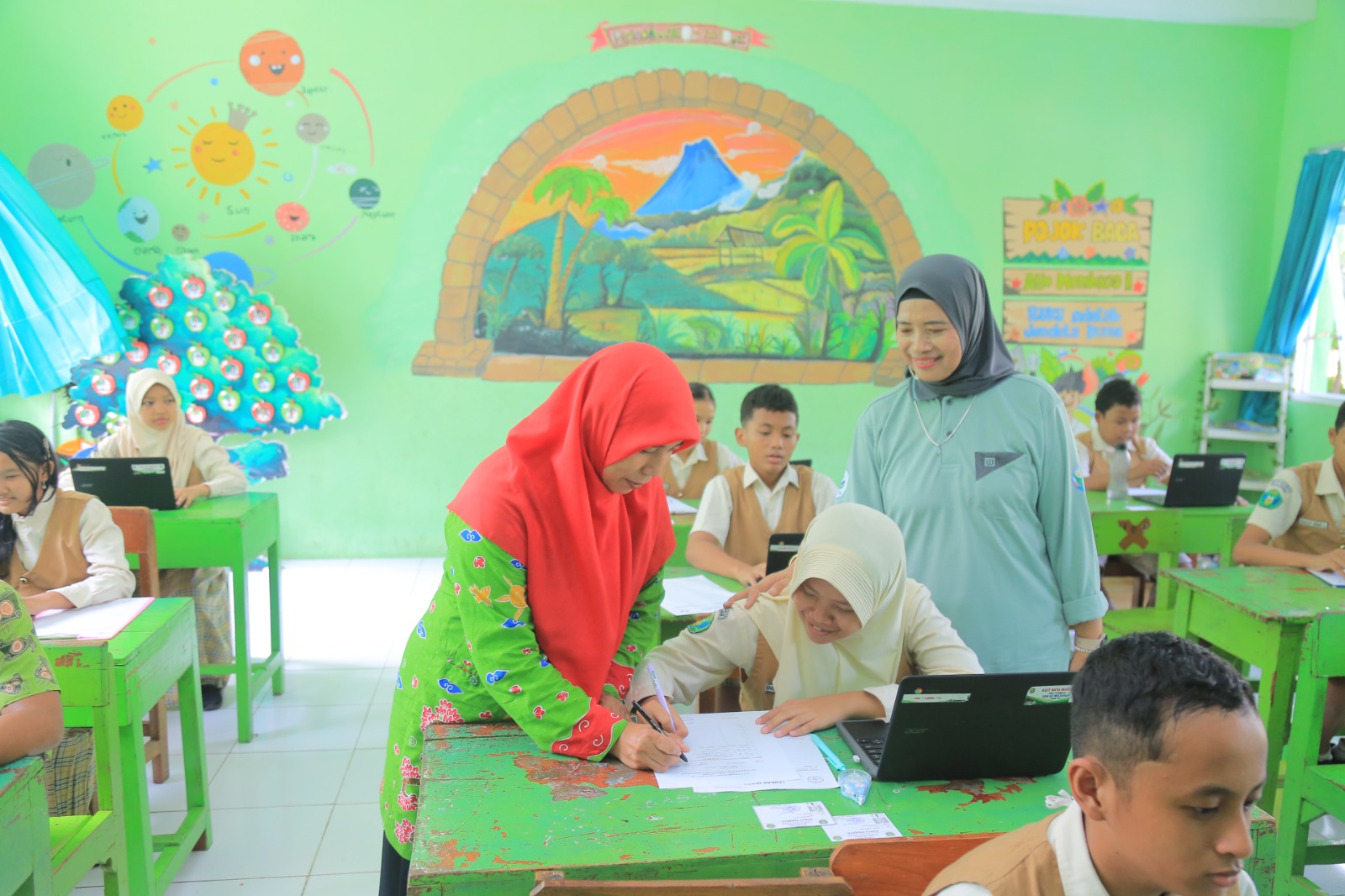 Kepala Dindik Kota Madiun Lismawati saat meninjau pelaksanaan kegiatan belajar dan mengajar di SDN 2 Mojorejo, Kamis (8/5) lalu. FOTO: BAGAS BIMANTARA/RADAR MADIUN