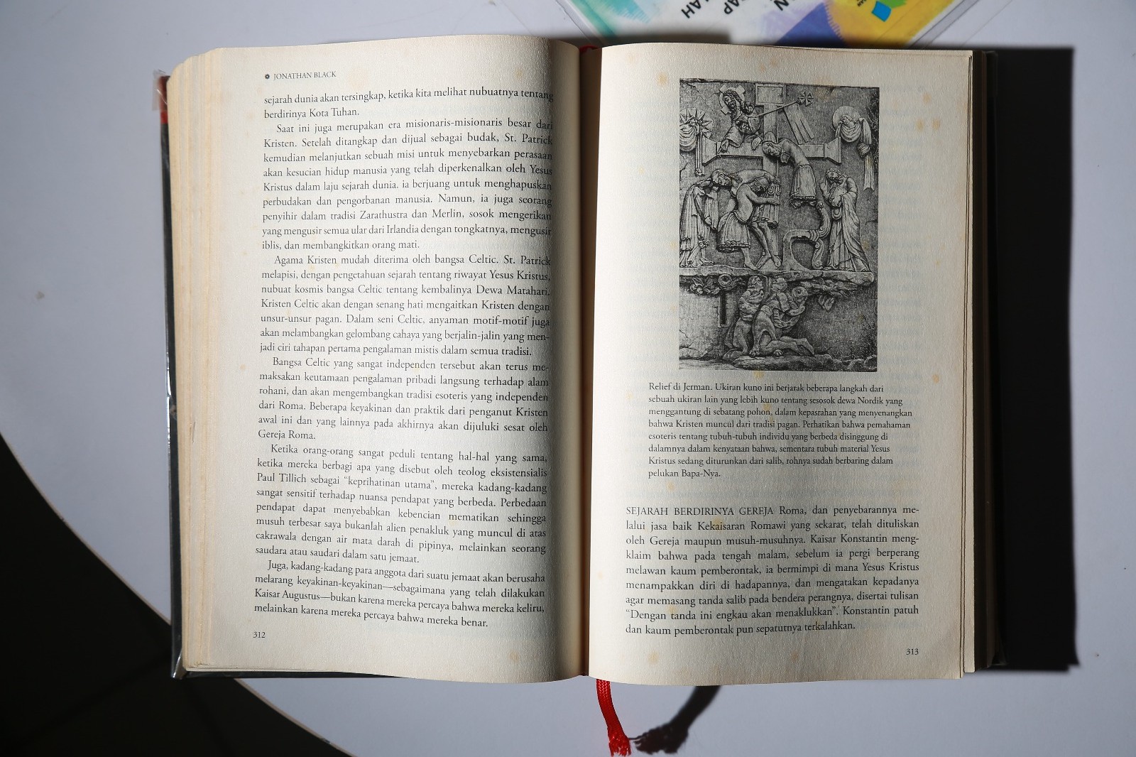 Perpusda Kota Madiun menargetkan peningkatan budaya literasi lewat koleksi buku cetak dan digital. FOTO: BAGAS BIMANTARA/RADAR MADIUN