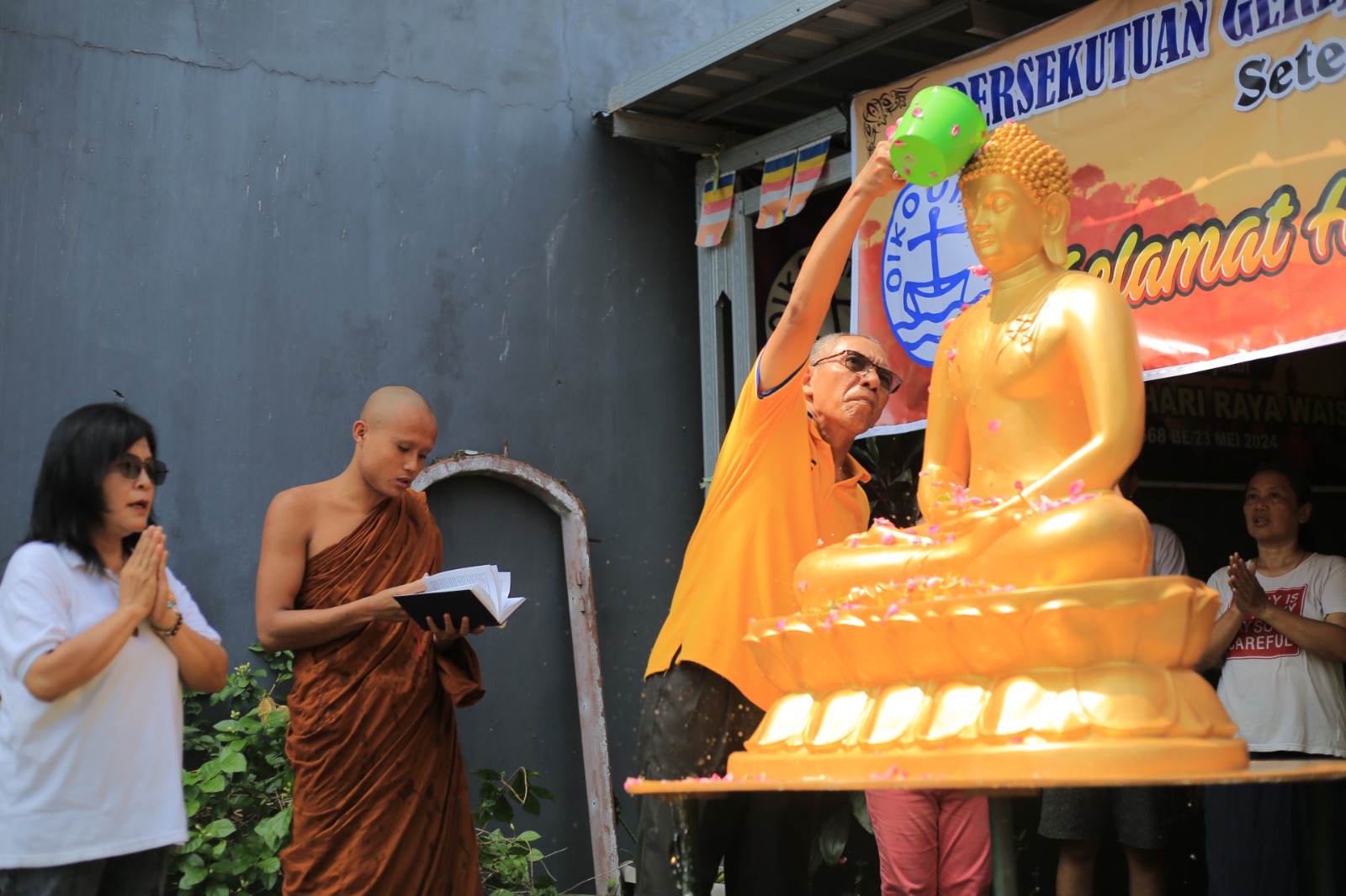 Prosesi pemandian dan pembersihan rupang Buddha oleh para jemaat di STI Vihara Giri Bandha Sukhavati, Minggu (11/5). FOTO: BAGAS BIMANTARA/RADAR MADIUN