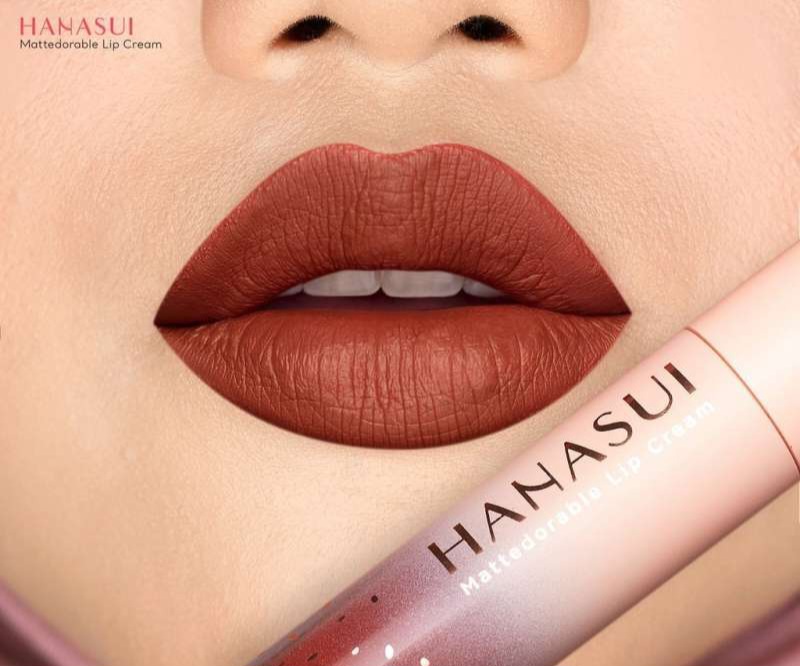 Ilustrasi rekomendasi lipstik cokelat salah satunya Hanasui.
