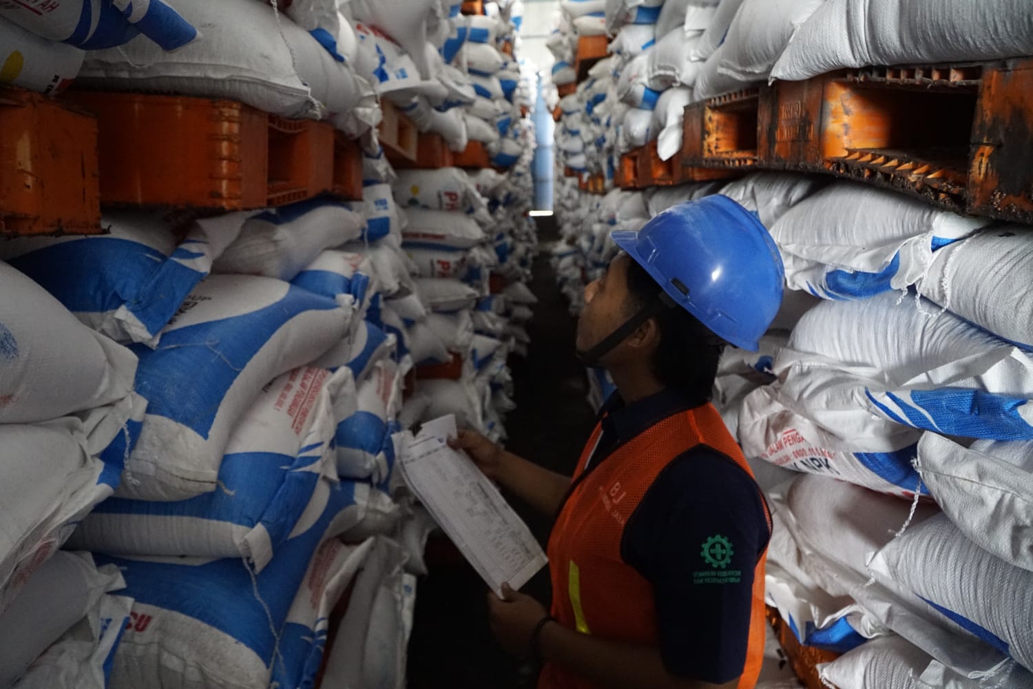 Pupuk Indonesia memastikan ketersediaan dan penyaluran pupuk subsidi sementara ini aman. FOTO: HENGKY RISTANTO/RADAR MADIUN