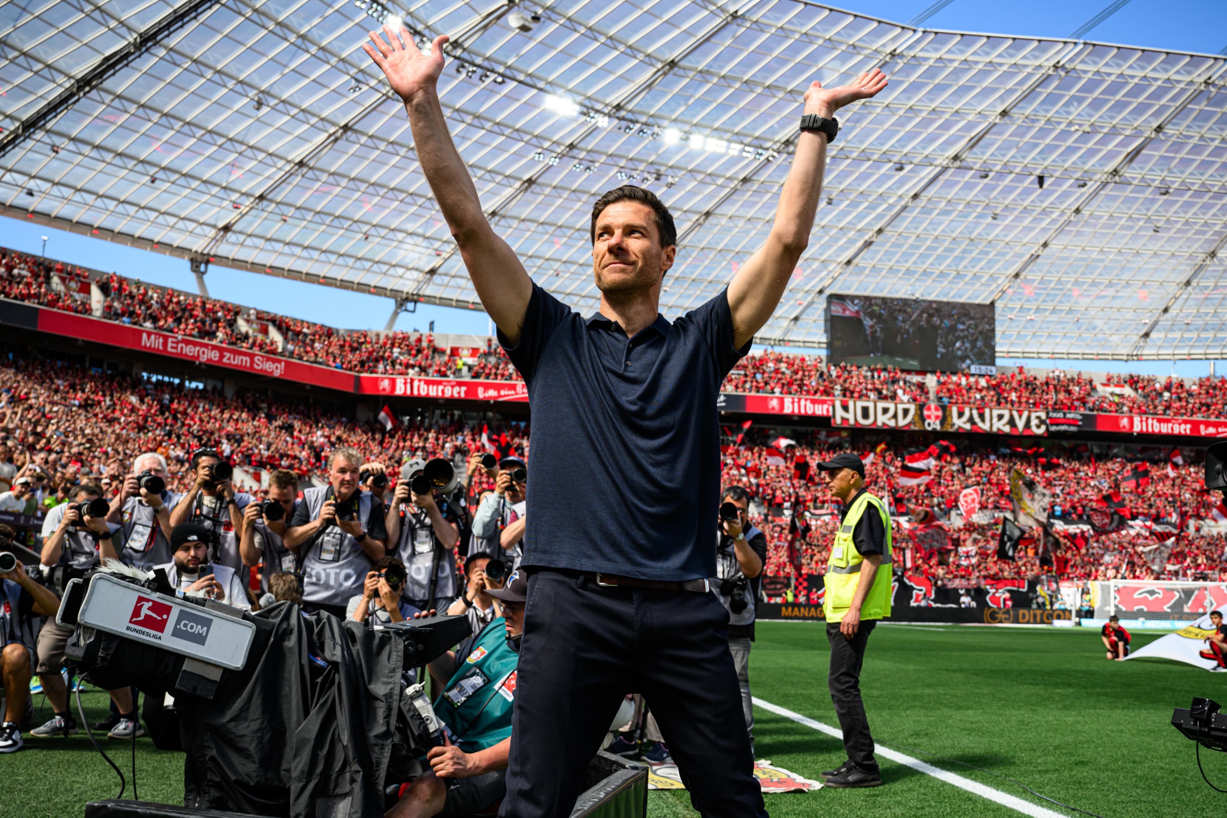 Xabi Alonso mengucapkan salam perpisahan kepada para pendukung Bayer Leverkusen di laga kandang terakhir mereka, tadi malam (11/5). Dia musim depan latih Real Madrid. FOTO: Bayer Leverkusen Twitter