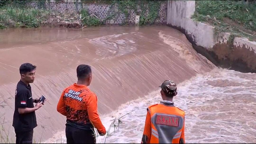 Petugas BPBD Ngawi melakukan penyisiran di Sungai Andong tempat tiga boca tenggelam terseret banjir. FOTO: ASEP SYAEFUL/RADAR NGAWI
