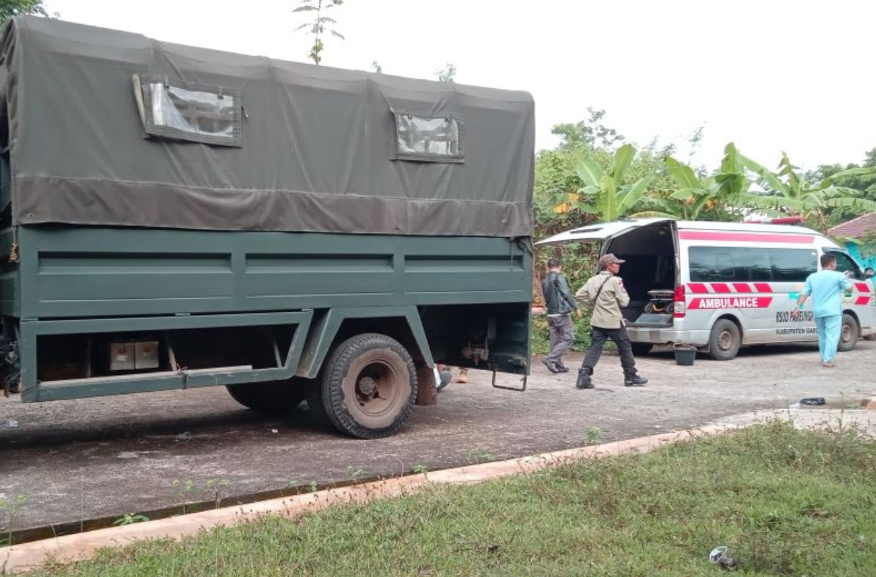 Proses evakuasi korban ledakan di Garut, Senin 12 Mei 2025. Belasan orang tewas dari insiden ini.
