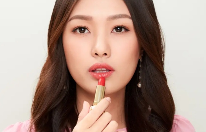 Ilustrasi rekomendasi lipstik untuk wawancara kerja.