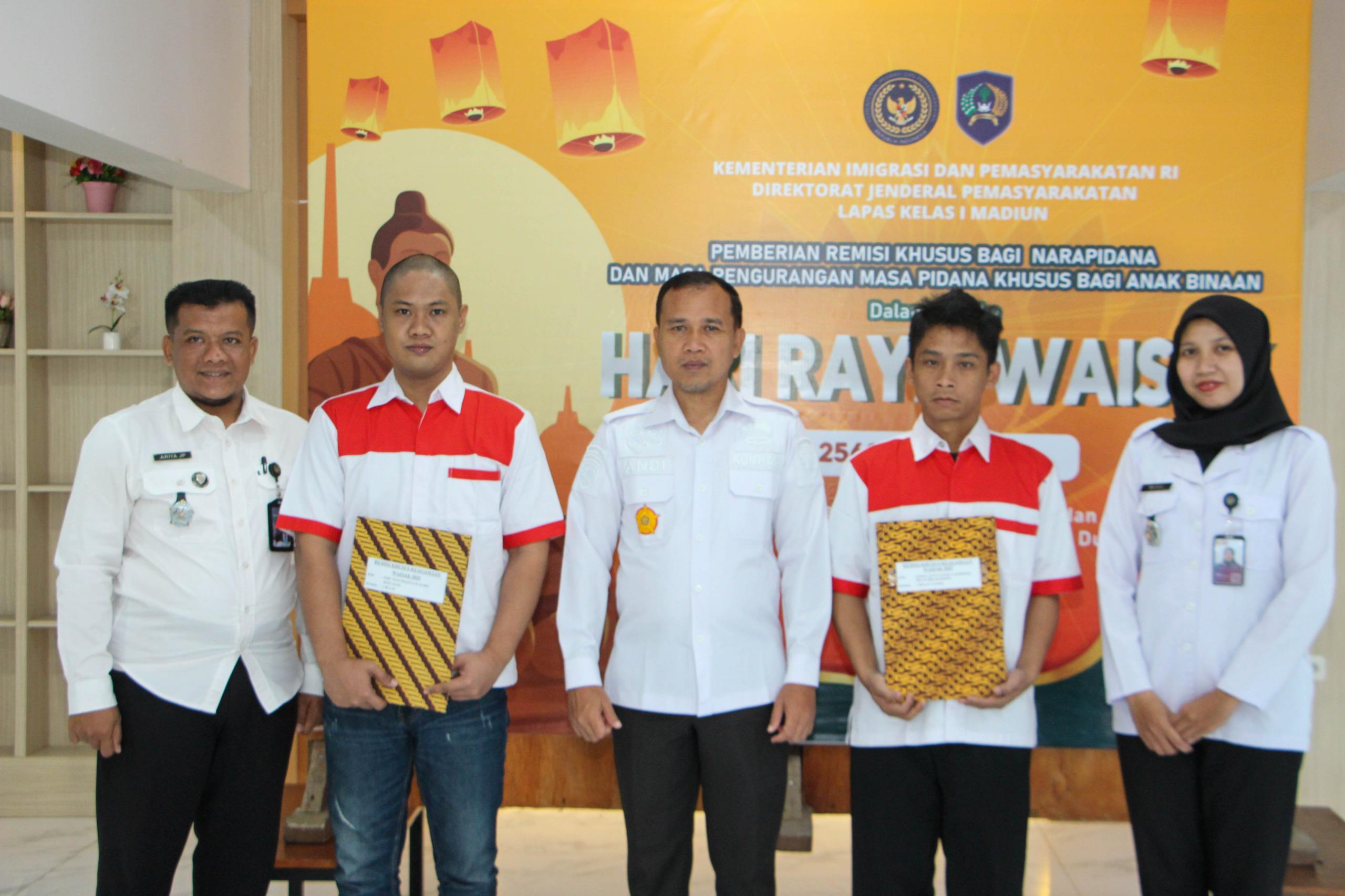 Dua warga binaan Lapas Kelas I Madiun beragama Buddha menerima remisi Waisak, Senin (12/5). FOTO: LAPAS KELAS I MADIUN