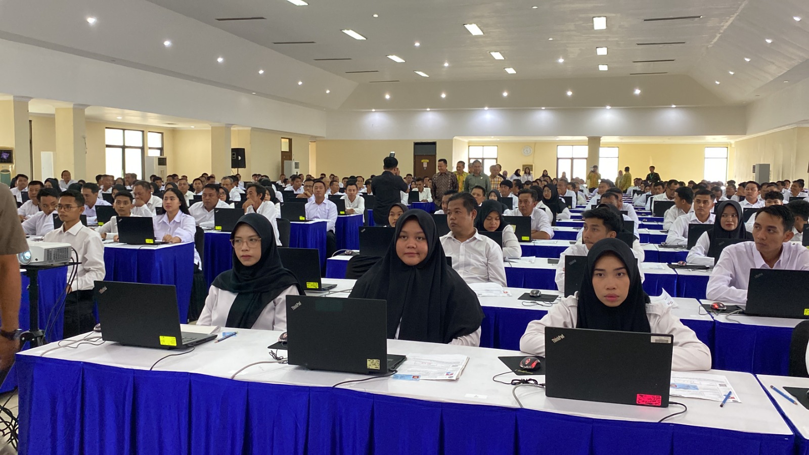 Para peserta seleksi PPPK Pemkab Madiun menjalani tes di Asrama Haji, kemarin (11/5). FOTO: DIAN RAHAYU/RADAR MADIUN