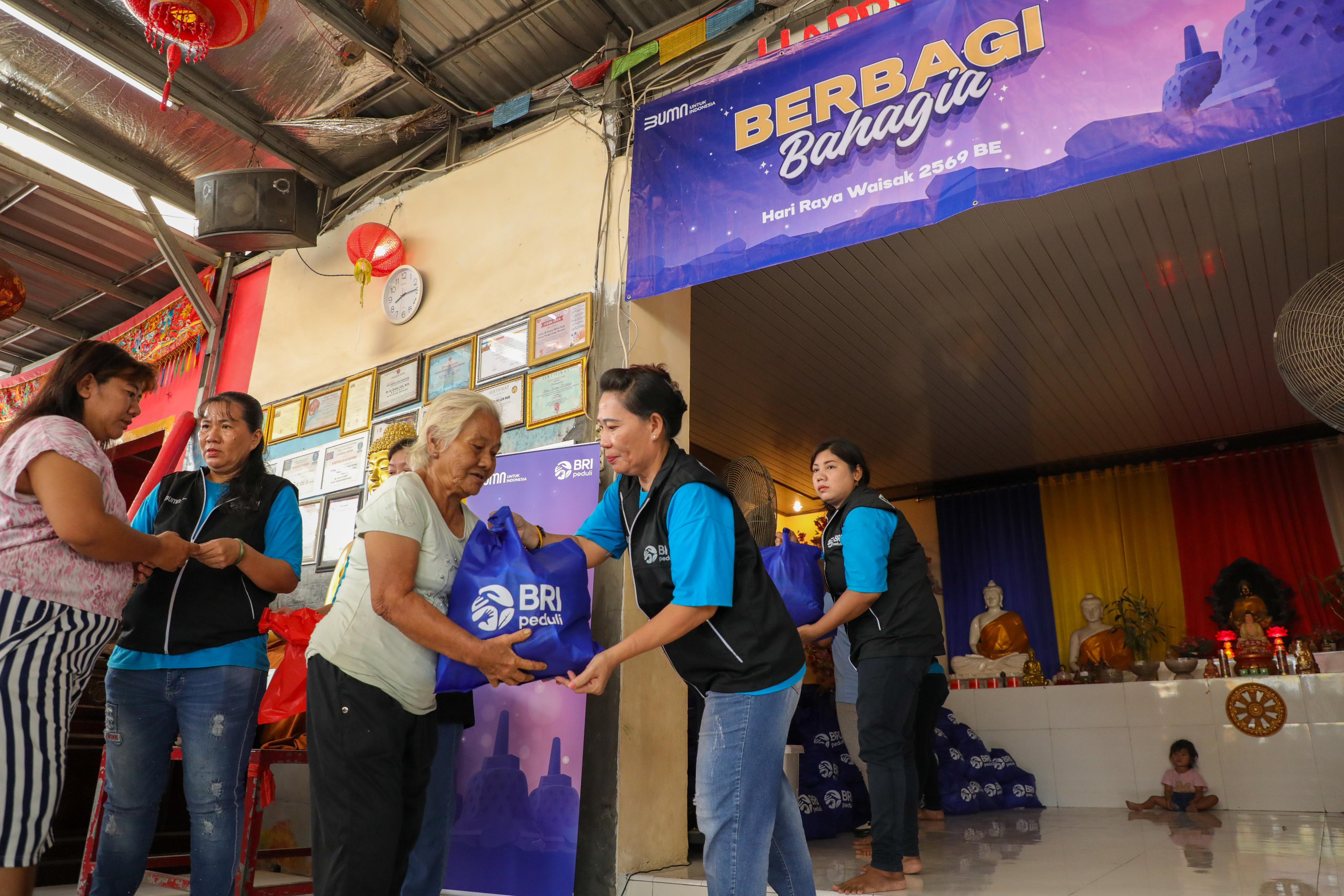 BRI menyalurkan bantuan berupa 1.000 paket sembako kepada para umat Buddha di Tangerang saat perayaan Waisak, Senin (12/5).