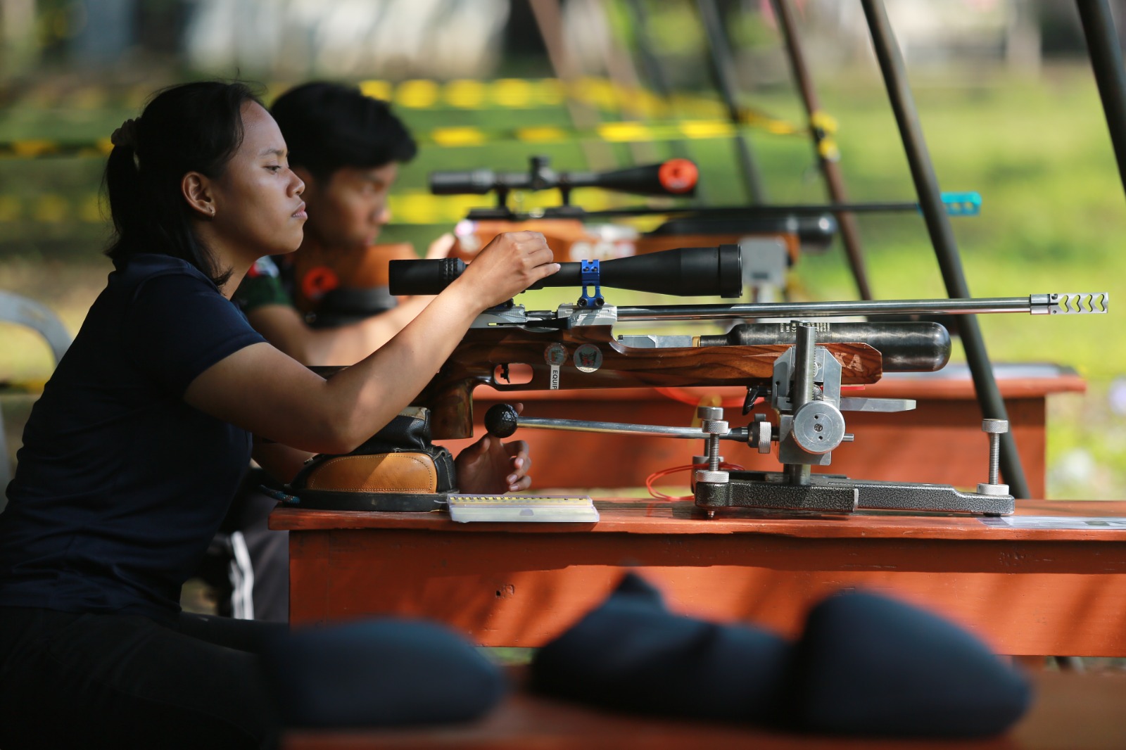 Sejumlah petembak dari berbagai daerah mengikuti sesi latihan menembak bareng di Lapangan Busbow yang digelar oleh Perbakin Kota Madiun, kemarin (11/5). FOTO: BAGAS BIMANTARA/RADAR MADIUN