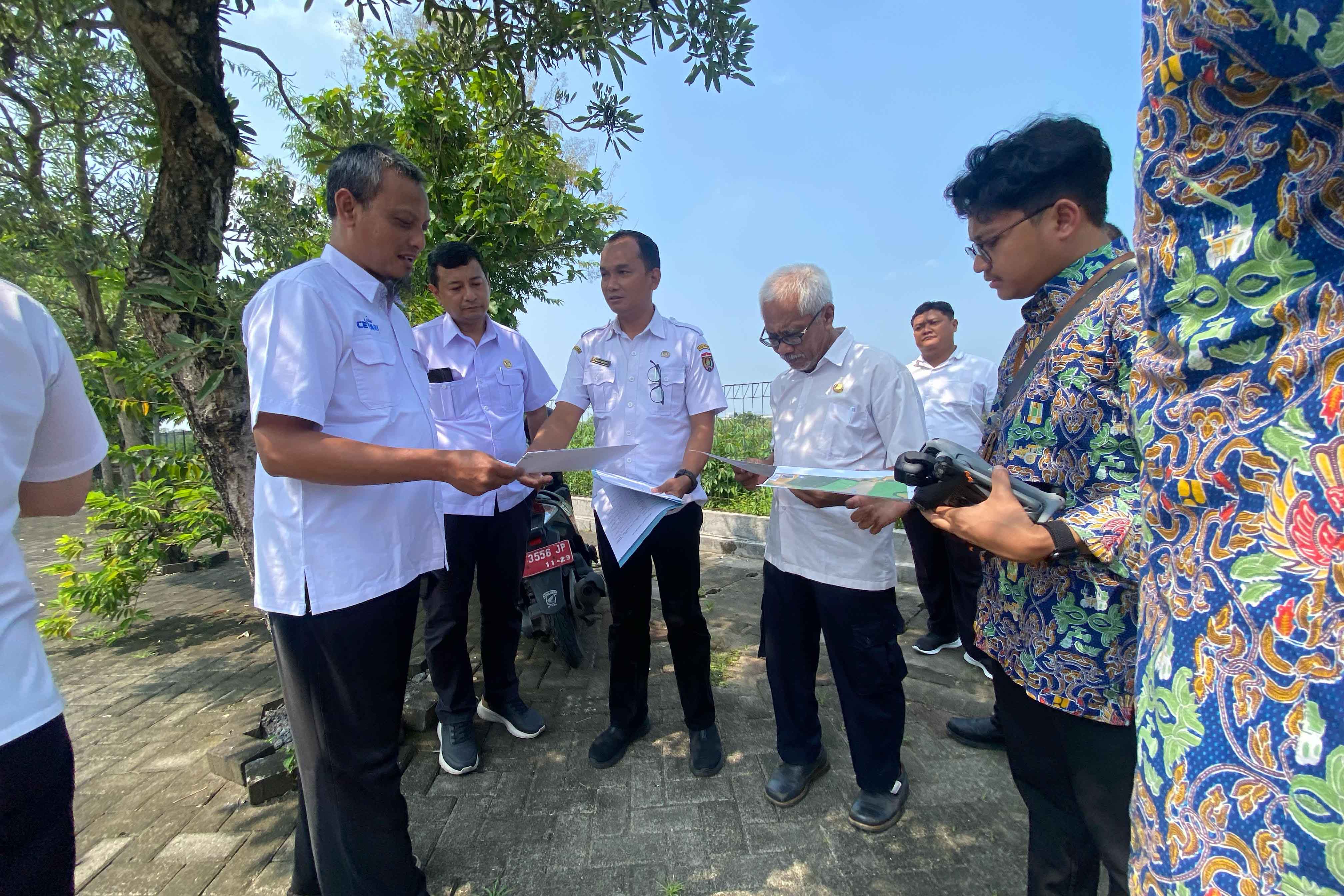CEK LOKASI : Tim Kemensos, dinsos, dan DPUPR mendatangi lokasi yang disiapkan untuk sekolah rakyat beberapa waktu lalu.
