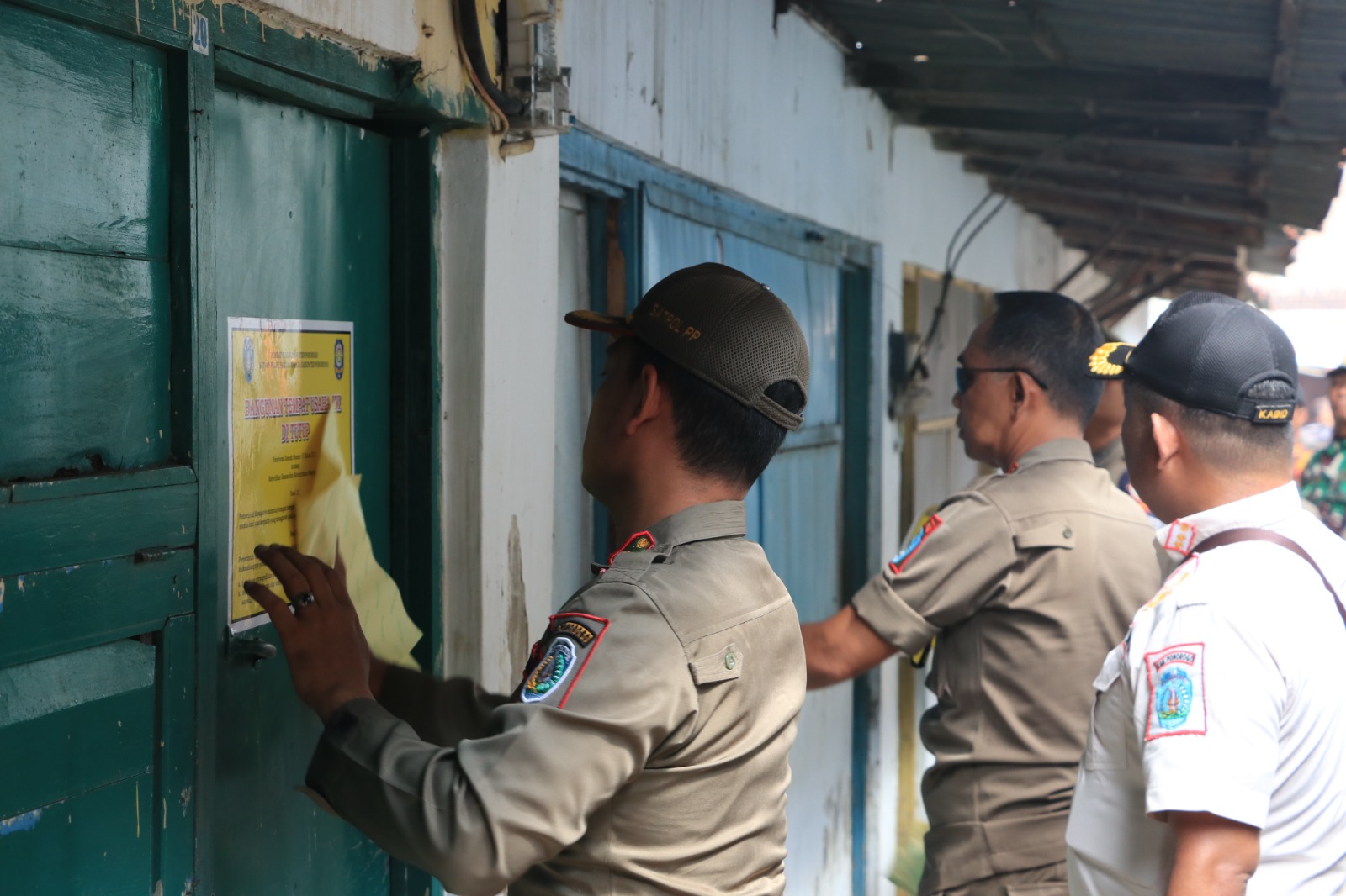Petugas Satpo PP menutup usaha puluhan warung yang berada di Pasar Janti Ponorogo, Senin (12/5). FOTO: SUGENG DWI N/RADAR PONOROGO