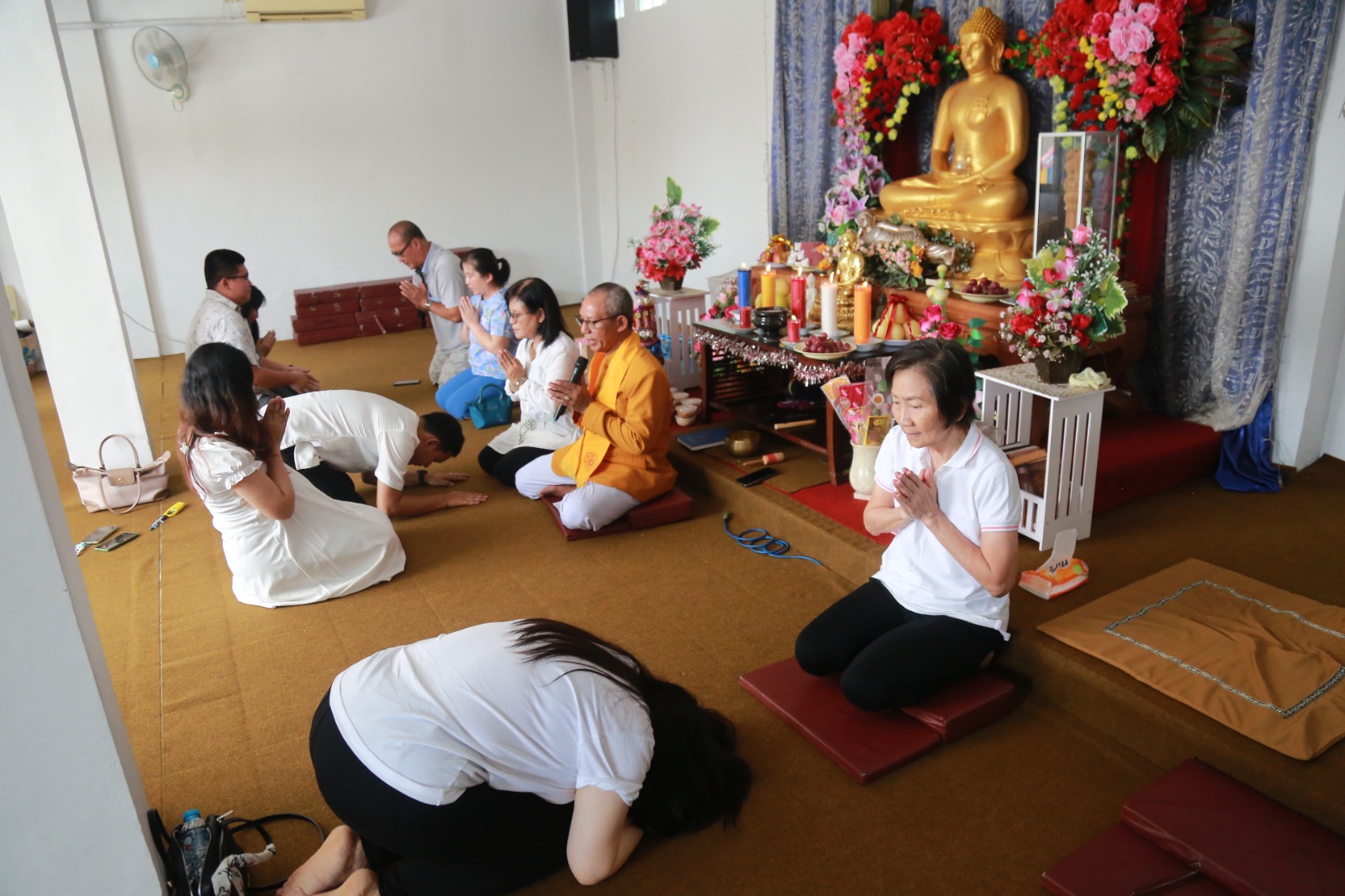 Para umat Buddha mengikuti jalannya prosesi peribadatan Tri Suci Waisak di Cetiya Giri Bhanda Sukhawati, kemarin (12/5). FOTO: BAGAS BIMANTARA/RADAR MADIUN