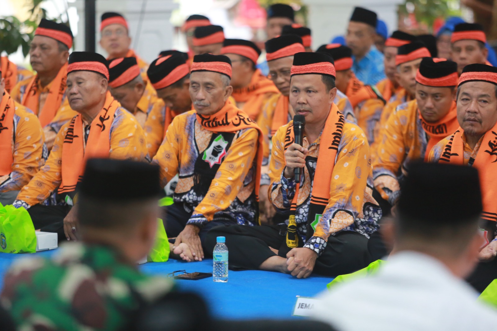 Para calon jemaah haji asal Kota Madiun mengikuti acara doa bersama dan pamitan bersama wali kota di rumah dinas, kemarin (13/5). FOTO: BAGAS BIMANTARA/RADAR MADIUN