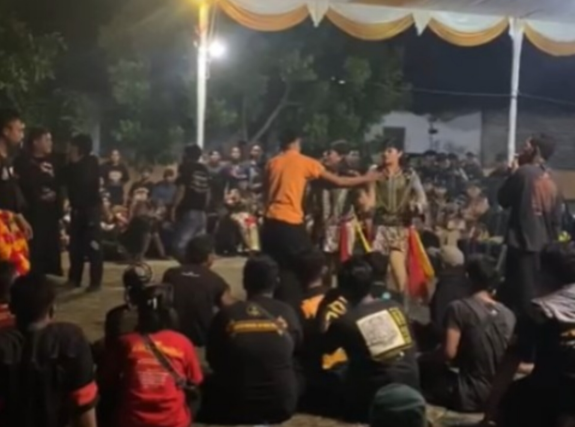 Pertunjukan sseni reog Ponorogo yang menampilkan seorang penari jathil mengalami pelecehan seksual dari penonton. FOTO: TANGKAPAN LAYAR