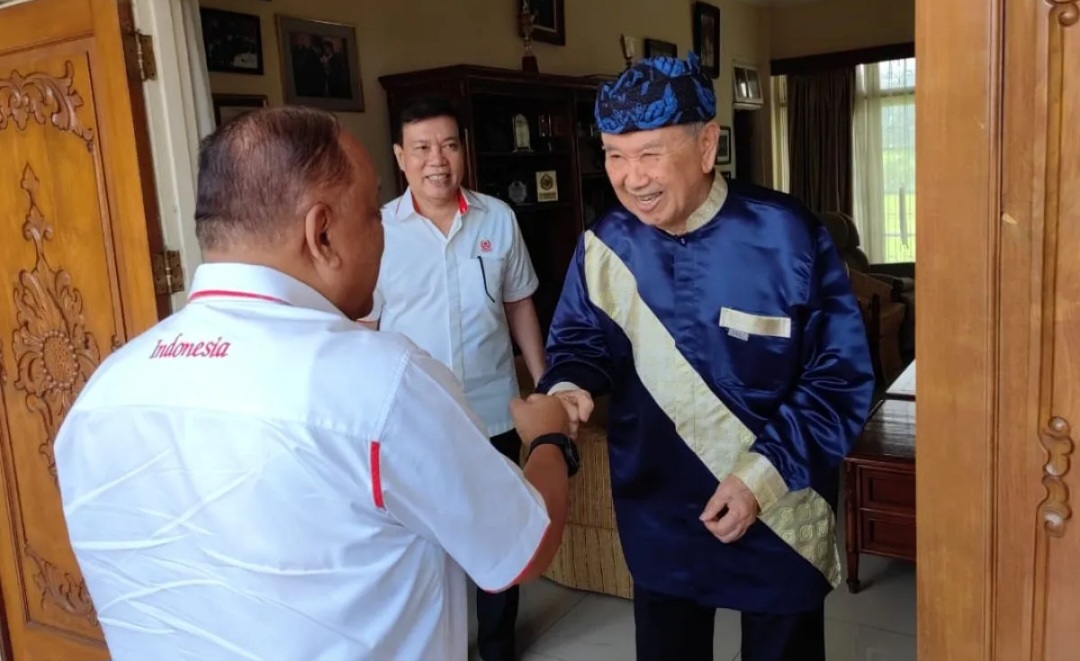 Foto dokumentasi Eddie Marzuki Nalapraya (kanan) saat berjumpa dengan Ketua Umum KONI Pusat Marciano Norman.