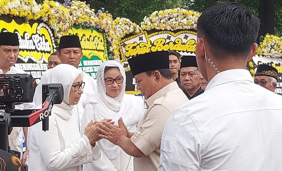 Presiden Prabowo Subianto menyalami keluarga almarhum Mayjen TNI (Purn) Eddie Marzuki Nalapraya, saat melayat di Padepokan Pencak Silat, Taman Mini Indonesia Indah (TMII), Jakarta Timur, Selasa.