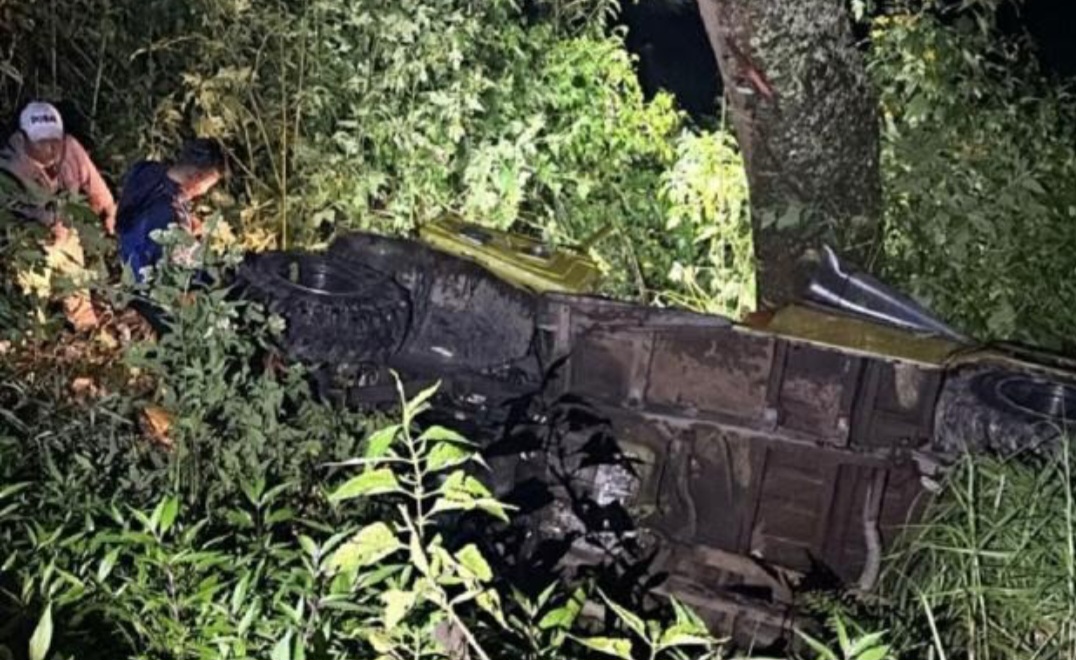 Kondisi jip Land Cruiser di jurang dengan kedalaman 3 meter.
