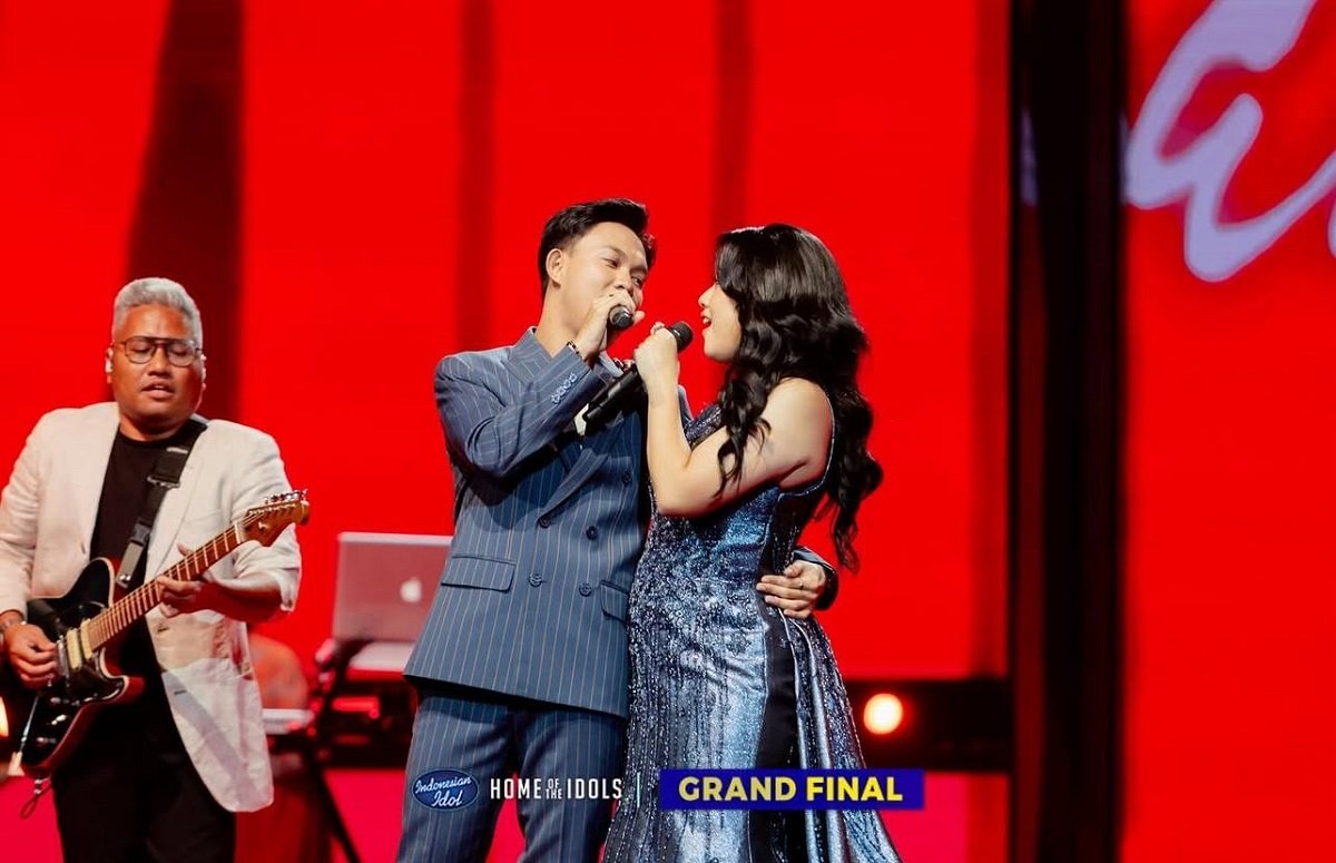 Shabrina saat duet dengan Fajar tadi malam.