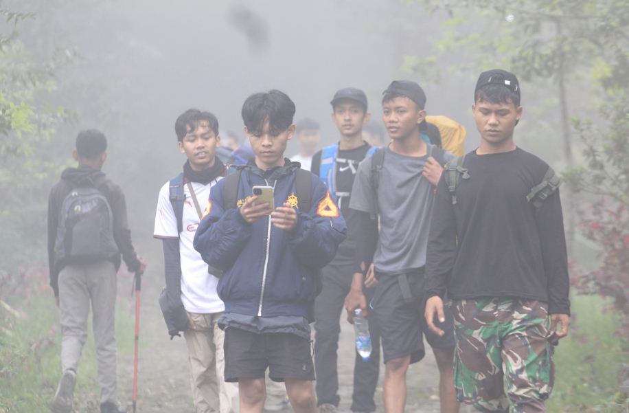 RAMAI: Pendaki Gunung Lawu melintas di jalur pendakian Cemorosewu, Senin 12 Mei 2025.