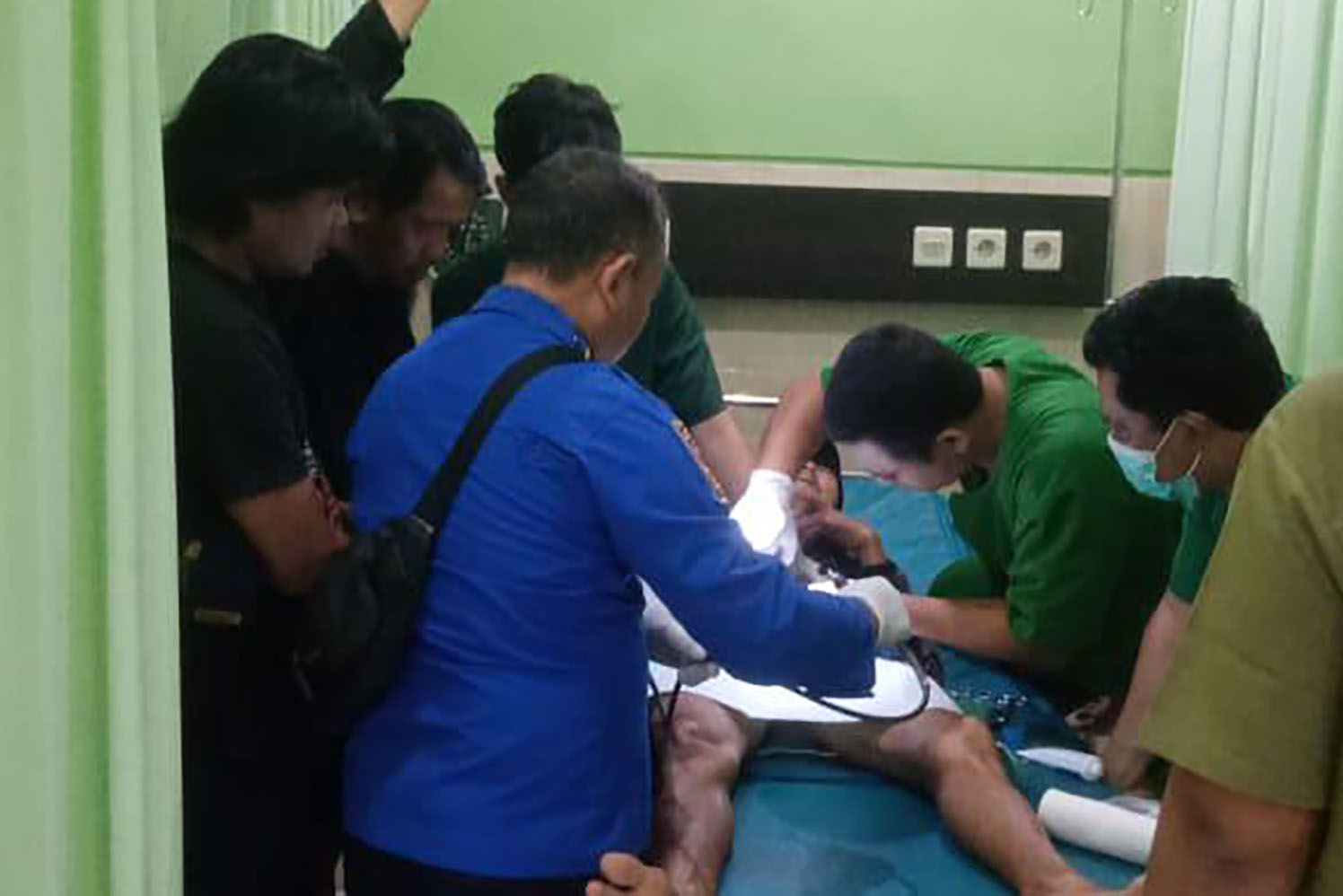PERTOLONGAN: Personel damkar bersama tim medis RS Widodo Ngawi berusaha melepas paralon yang membungkus alat kelamin lansia, Selasa 13 Mei 2025.