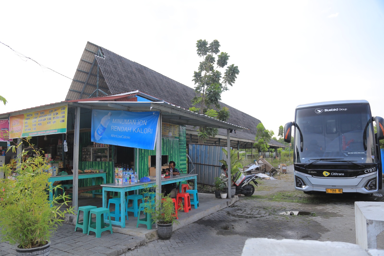 Para pedagang bisa kembali berjualan di dalam kompleks Teminal Purbaya Madiun. FOTO: BAGAS BIMANTARA/RADAR MADIUN