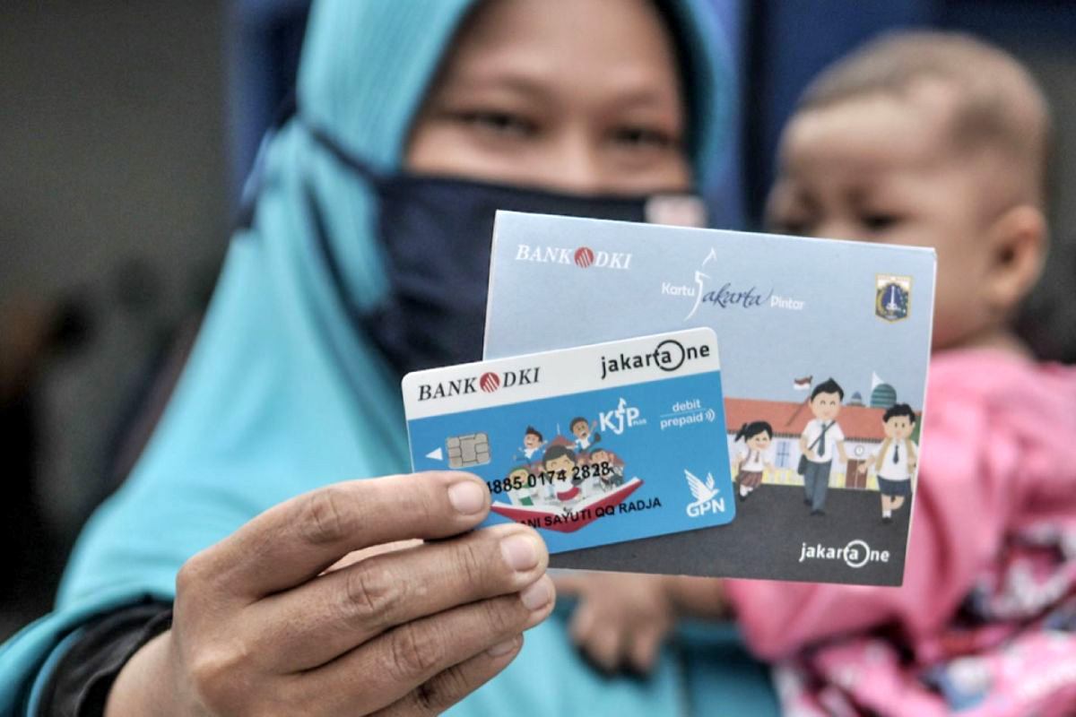 Ilustrasi&nbsp;Seseorang yang ingin mencairkan Dana KJP melalui Bank DKI (Antara)