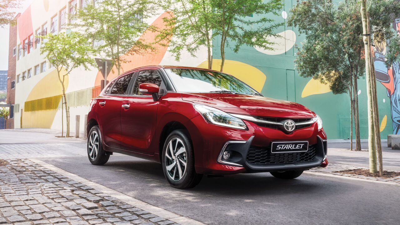 Toyota Starlet 2025 rebadge Baleno. Sementara yang varian Cross merupakan hasil rebadge dari Suzuki Fronx.