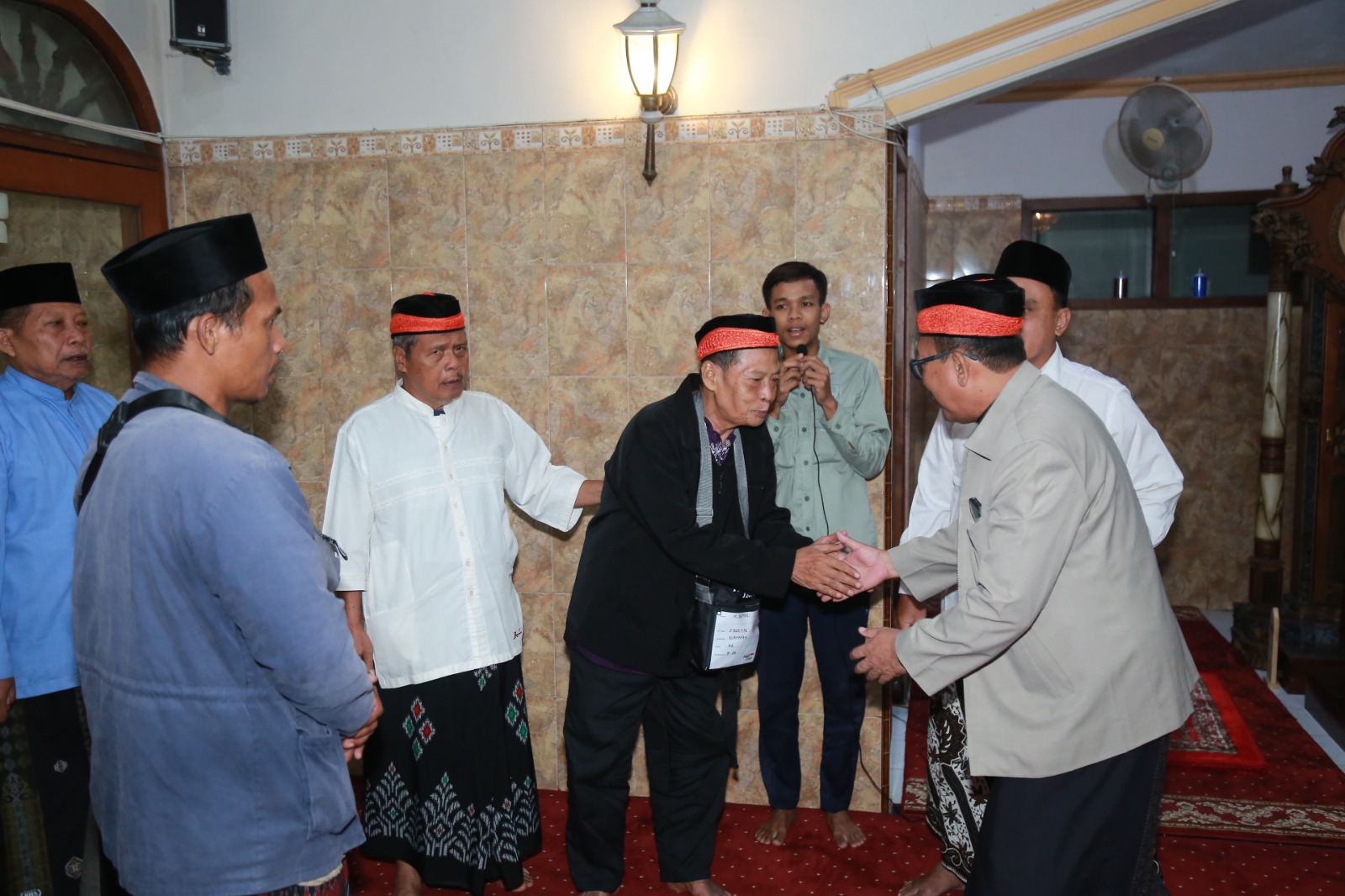 Sumali dan anaknya, Uus, menjadi dua calon jemaah haji asal Kota Madiun yang berangkat terlebih dahulu ke Tanah Suci imbas dari kebijakan syarikah, kemarin (14/5). FOTO: BAGAS BIMANTARA/RADAR MADIUN