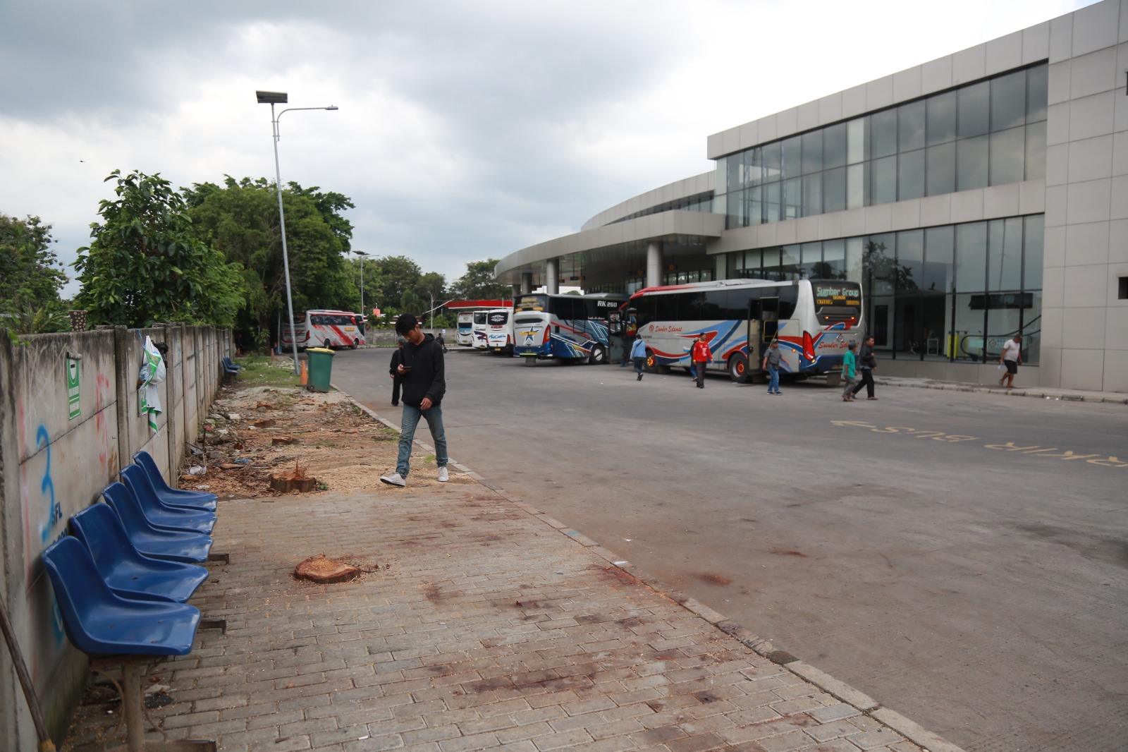 Pihak Terminal Purbaya Madiun menyediakan lahan di dalam untuk lokasi berjualan pedagang. FOTO: BAGAS BIMANTARA/RADAR MADIUN