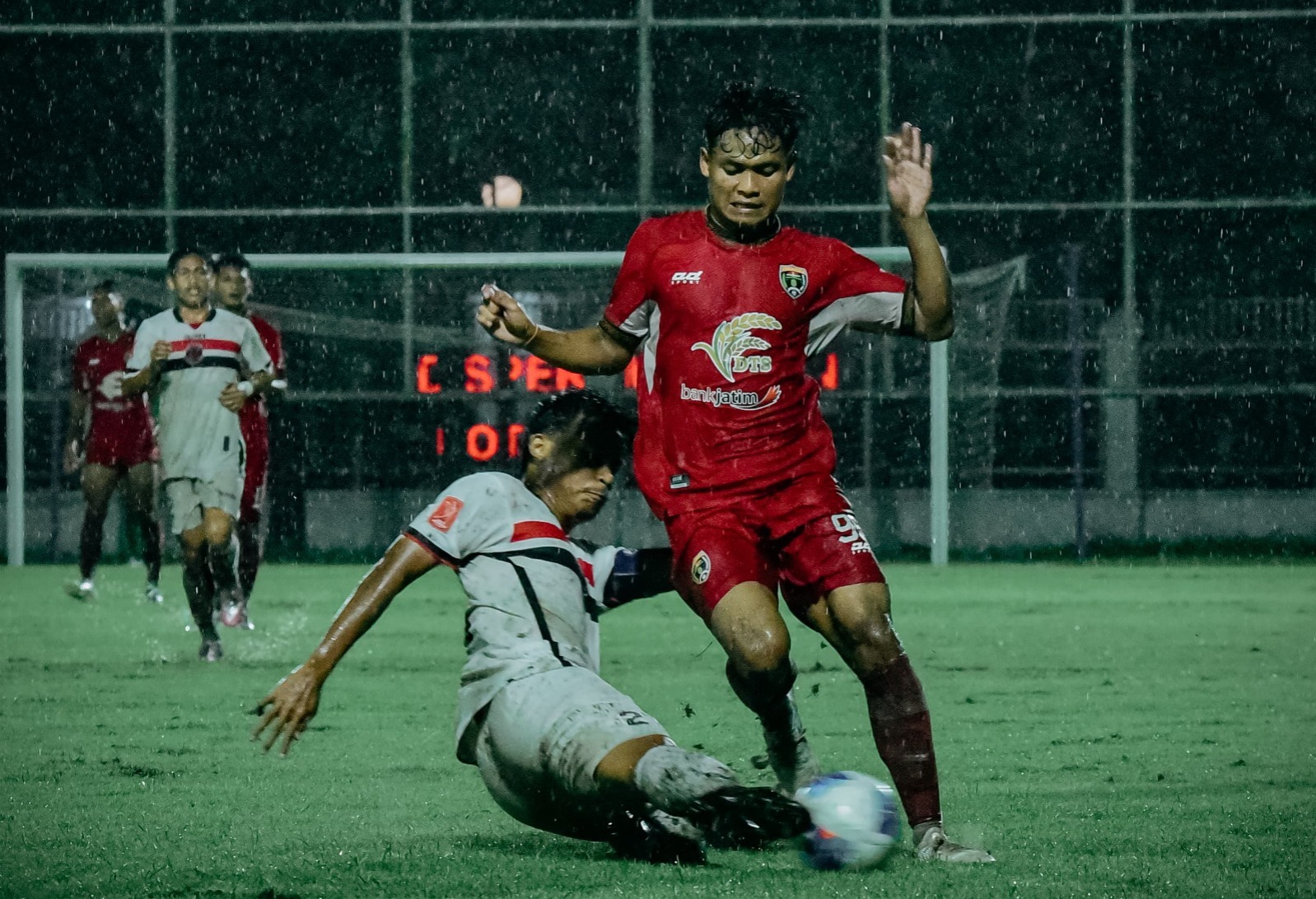 Pemain Persinga Ngawi dilanggar saat memasuki area rawan Sang Maestro FC di Stadion Kota Barat Surakarta Selasa (13/5) lalu.